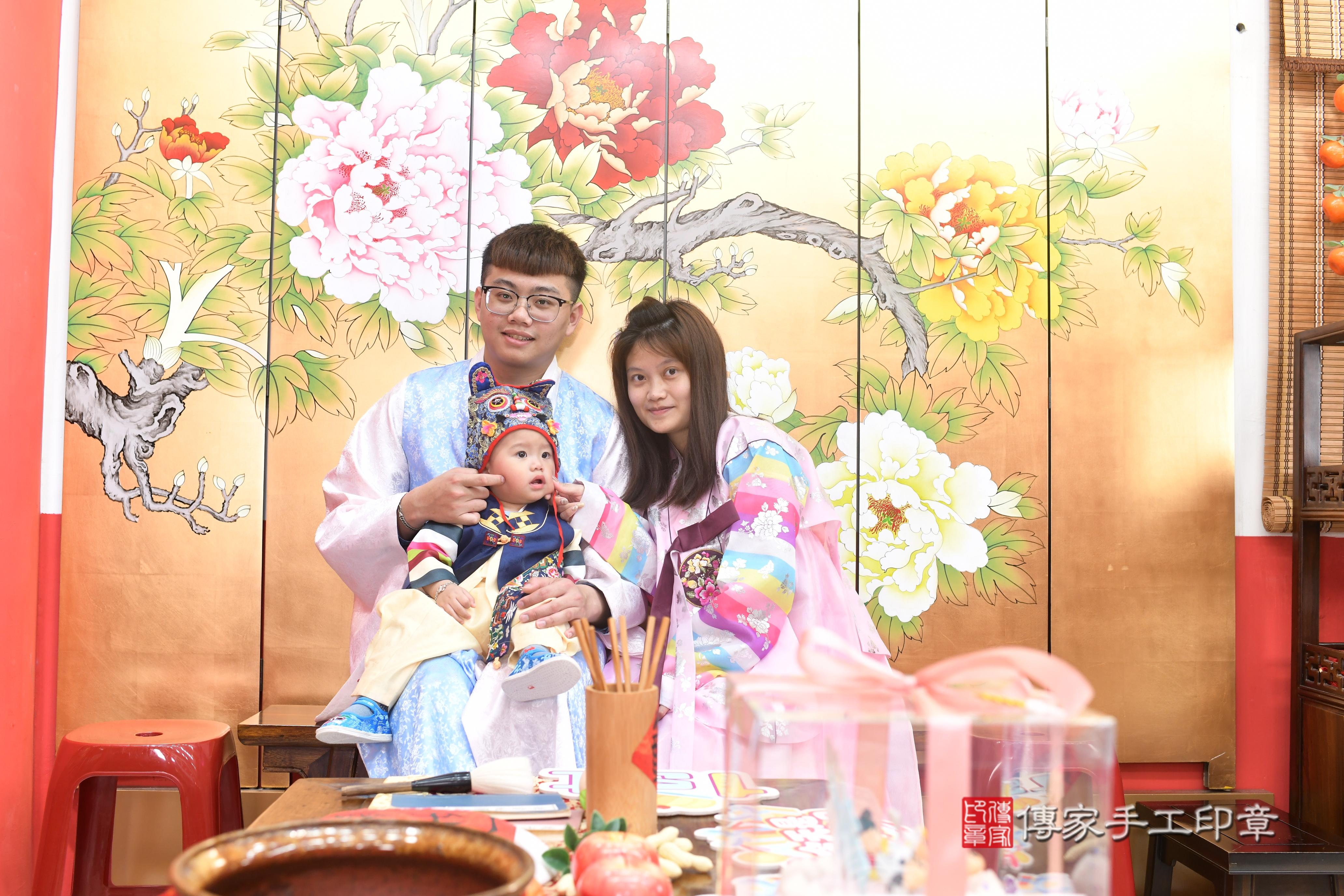 傳家手工印章高雄店、抓周、度脺、中國風會場、傳家嬰兒古禮、吉祥話、抓周道具物品24種、拍照。抓周證書。寶寶抓周、滿周歲、生日快樂、祝福 傳家手工印章高雄店、抓周、度脺、中國風會場、傳家嬰兒古禮、吉祥話、抓周道具物品24種、拍照。抓周證書。寶寶抓周、滿周歲、生日快樂、祝福