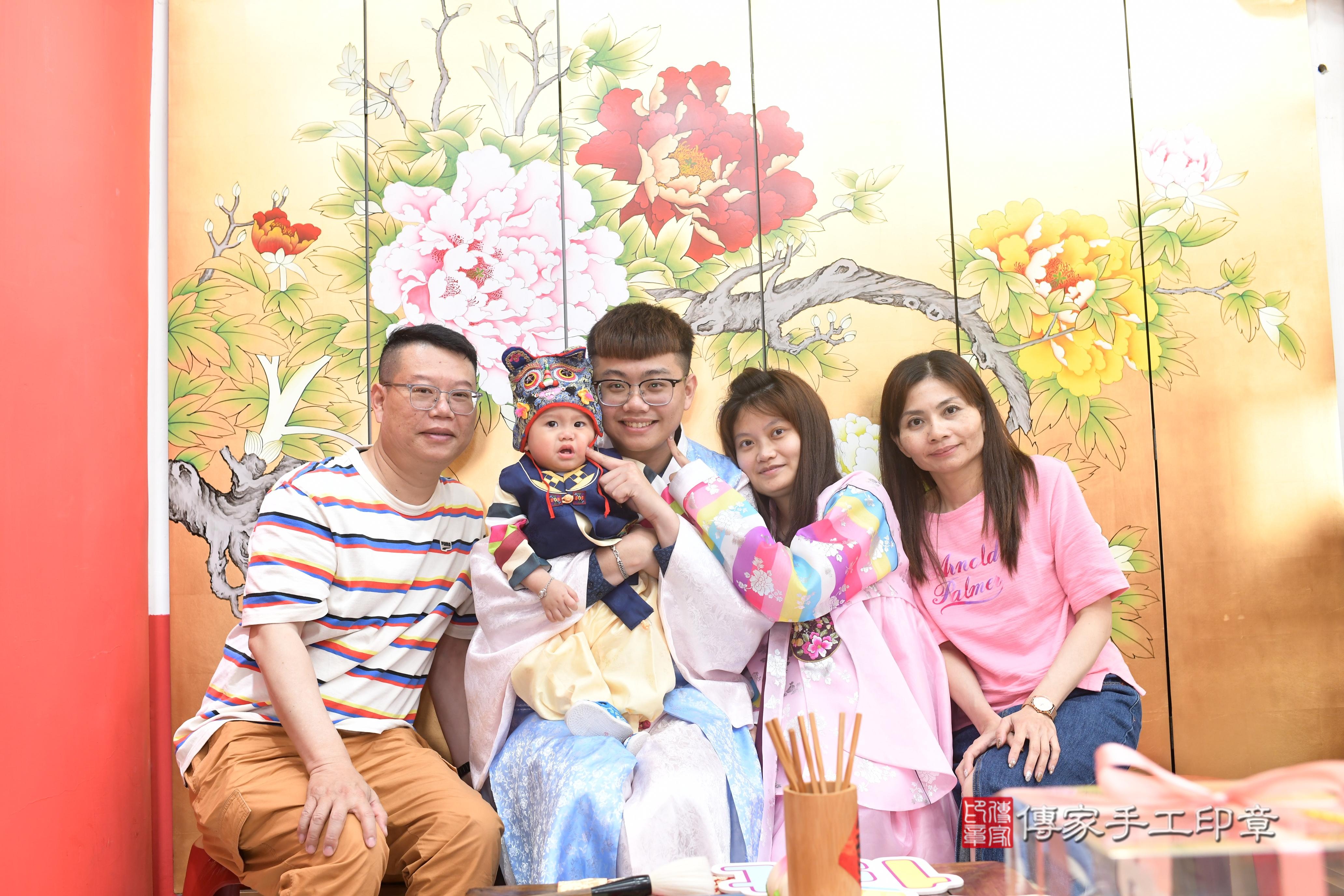 傳家手工印章高雄店、抓周、度脺、中國風會場、傳家嬰兒古禮、吉祥話、抓周道具物品24種、拍照。抓周證書。寶寶抓周、滿周歲、生日快樂、祝福 傳家手工印章高雄店、抓周、度脺、中國風會場、傳家嬰兒古禮、吉祥話、抓周道具物品24種、拍照。抓周證書。寶寶抓周、滿周歲、生日快樂、祝福