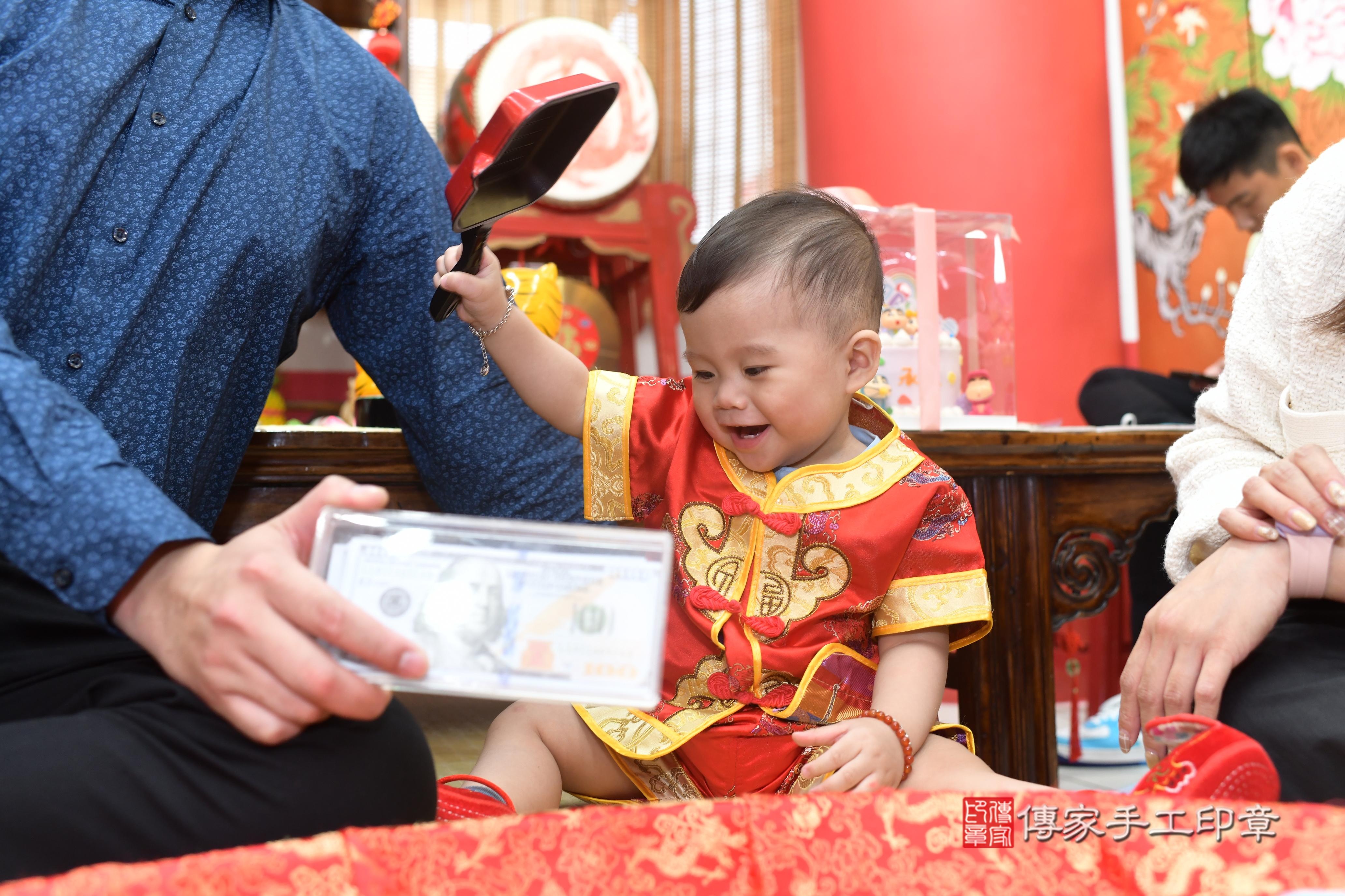 傳家手工印章高雄店、抓周、度脺、中國風會場、傳家嬰兒古禮、吉祥話、抓周道具物品24種、拍照。抓周證書。寶寶抓周、滿周歲、生日快樂、祝福 傳家手工印章高雄店、抓周、度脺、中國風會場、傳家嬰兒古禮、吉祥話、抓周道具物品24種、拍照。抓周證書。寶寶抓周、滿周歲、生日快樂、祝福