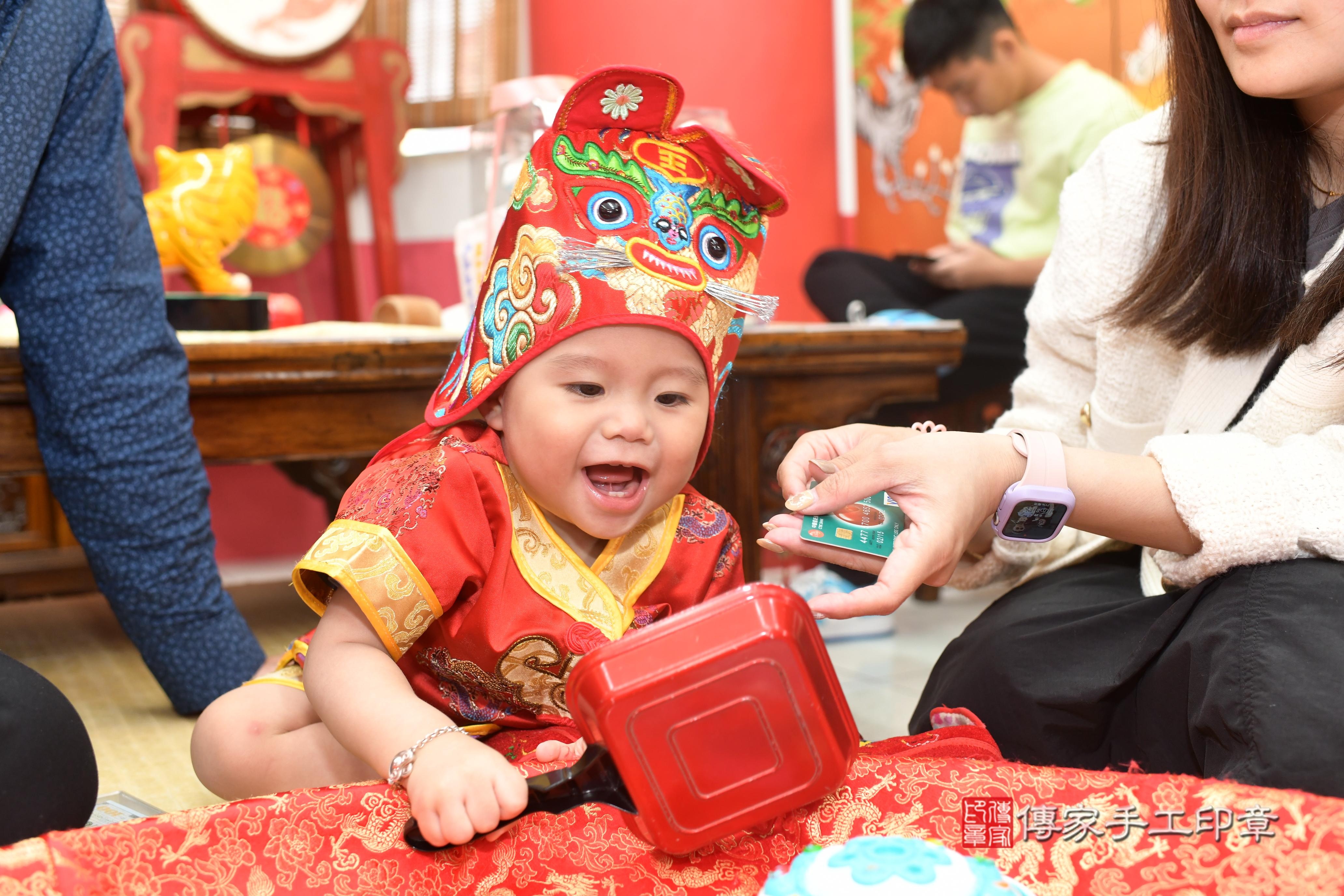 傳家手工印章高雄店、抓周、度脺、中國風會場、傳家嬰兒古禮、吉祥話、抓周道具物品24種、拍照。抓周證書。寶寶抓周、滿周歲、生日快樂、祝福 傳家手工印章高雄店、抓周、度脺、中國風會場、傳家嬰兒古禮、吉祥話、抓周道具物品24種、拍照。抓周證書。寶寶抓周、滿周歲、生日快樂、祝福