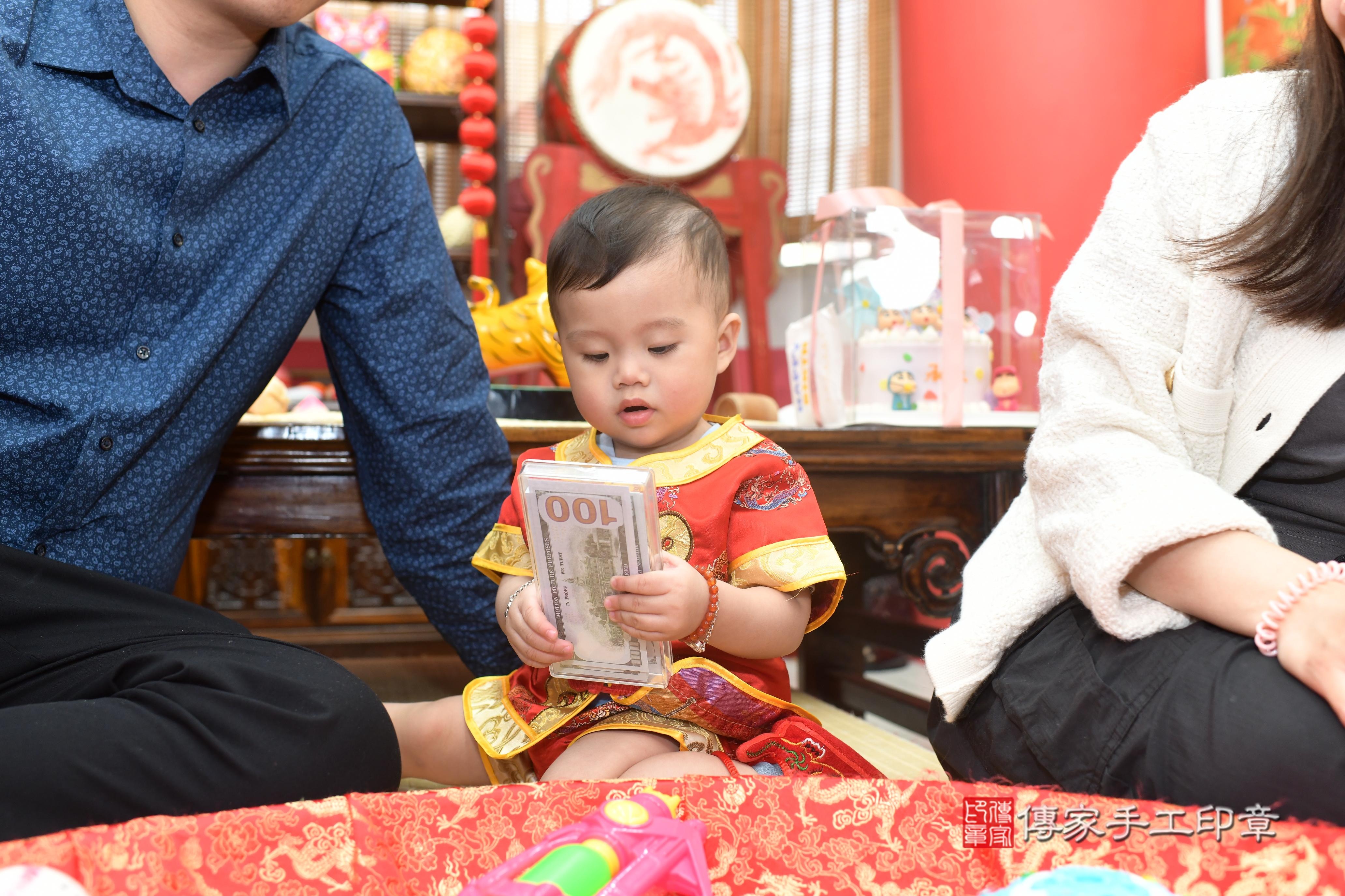 傳家手工印章高雄店、抓周、度脺、中國風會場、傳家嬰兒古禮、吉祥話、抓周道具物品24種、拍照。抓周證書。寶寶抓周、滿周歲、生日快樂、祝福 傳家手工印章高雄店、抓周、度脺、中國風會場、傳家嬰兒古禮、吉祥話、抓周道具物品24種、拍照。抓周證書。寶寶抓周、滿周歲、生日快樂、祝福