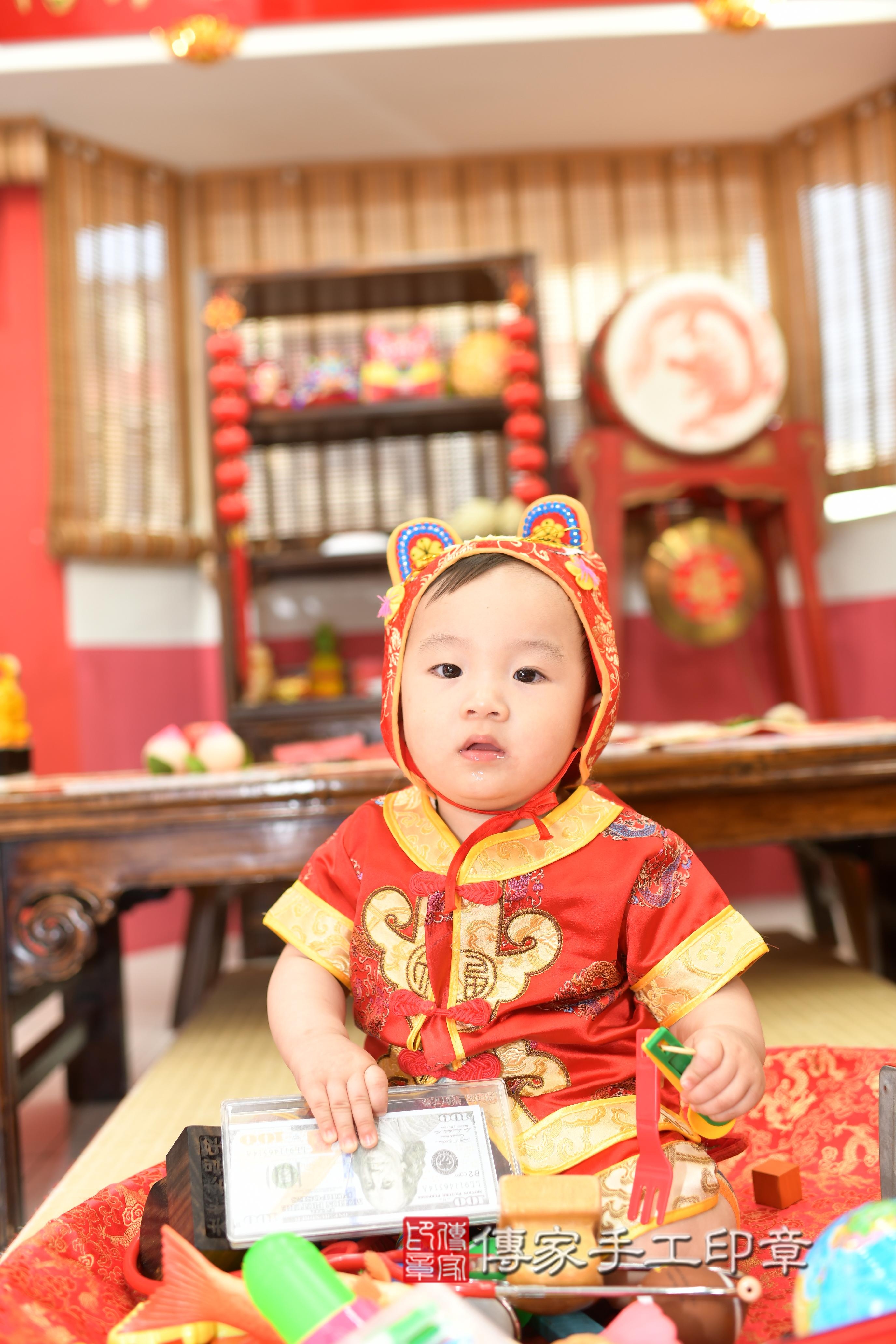 傳家手工印章高雄店、抓周、度脺、中國風會場、傳家嬰兒古禮、吉祥話、抓周道具物品24種、拍照。抓周證書。寶寶抓周、滿周歲、生日快樂、祝福 傳家手工印章高雄店、抓周、度脺、中國風會場、傳家嬰兒古禮、吉祥話、抓周道具物品24種、拍照。抓周證書。寶寶抓周、滿周歲、生日快樂、祝福