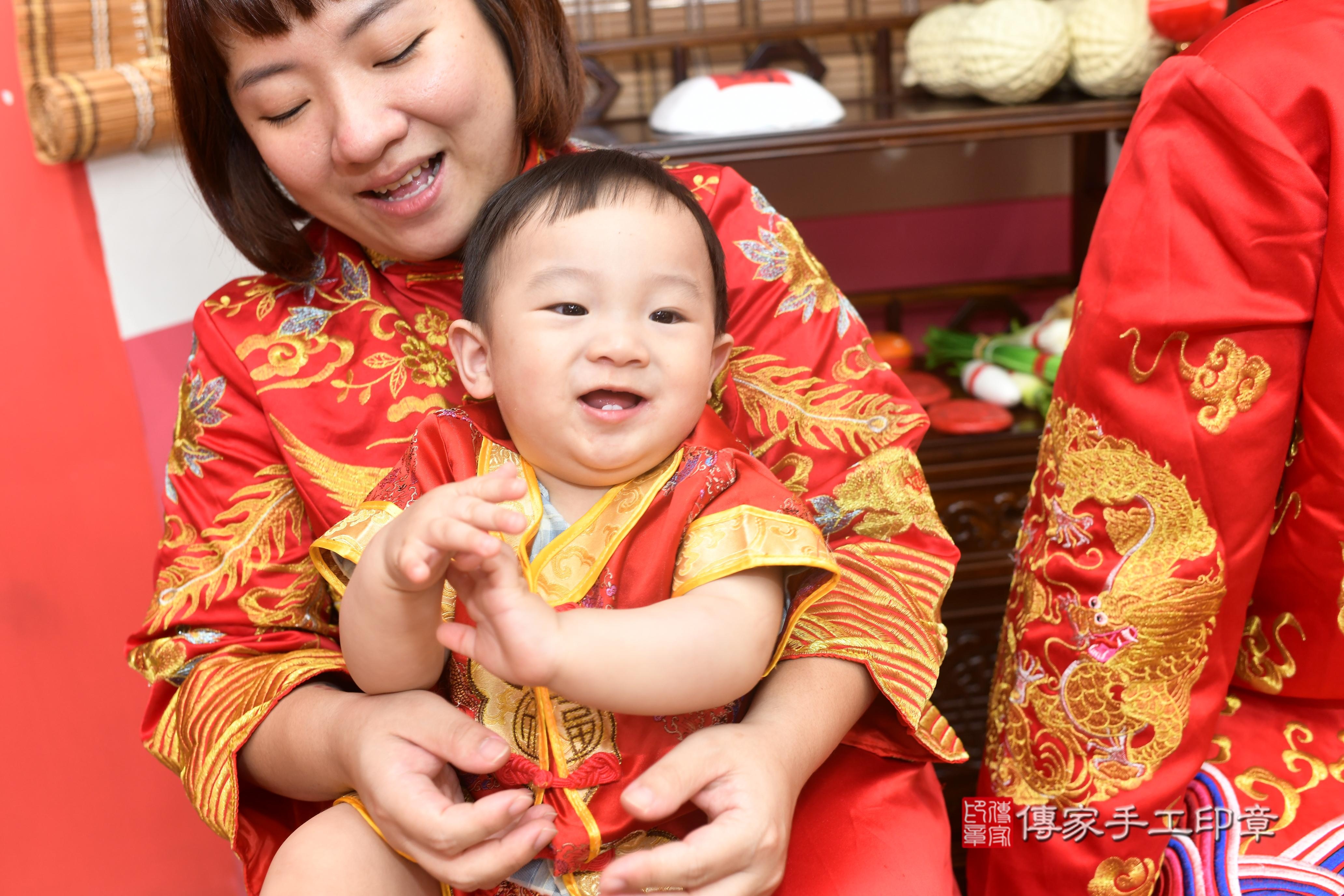 傳家手工印章高雄店、抓周、度脺、中國風會場、傳家嬰兒古禮、吉祥話、抓周道具物品24種、拍照。抓周證書。寶寶抓周、滿周歲、生日快樂、祝福 傳家手工印章高雄店、抓周、度脺、中國風會場、傳家嬰兒古禮、吉祥話、抓周道具物品24種、拍照。抓周證書。寶寶抓周、滿周歲、生日快樂、祝福
