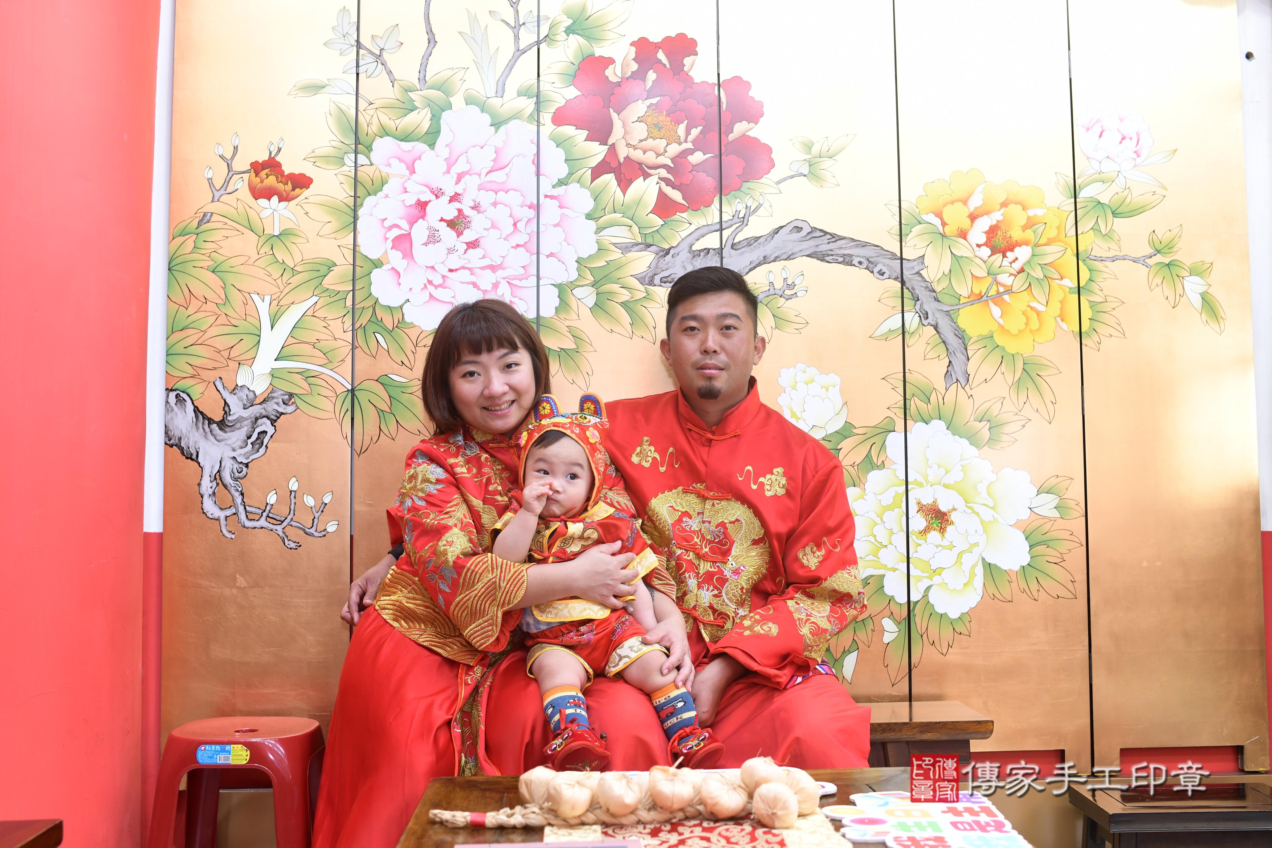 傳家手工印章高雄店、抓周、度脺、中國風會場、傳家嬰兒古禮、吉祥話、抓周道具物品24種、拍照。抓周證書。寶寶抓周、滿周歲、生日快樂、祝福 傳家手工印章高雄店、抓周、度脺、中國風會場、傳家嬰兒古禮、吉祥話、抓周道具物品24種、拍照。抓周證書。寶寶抓周、滿周歲、生日快樂、祝福