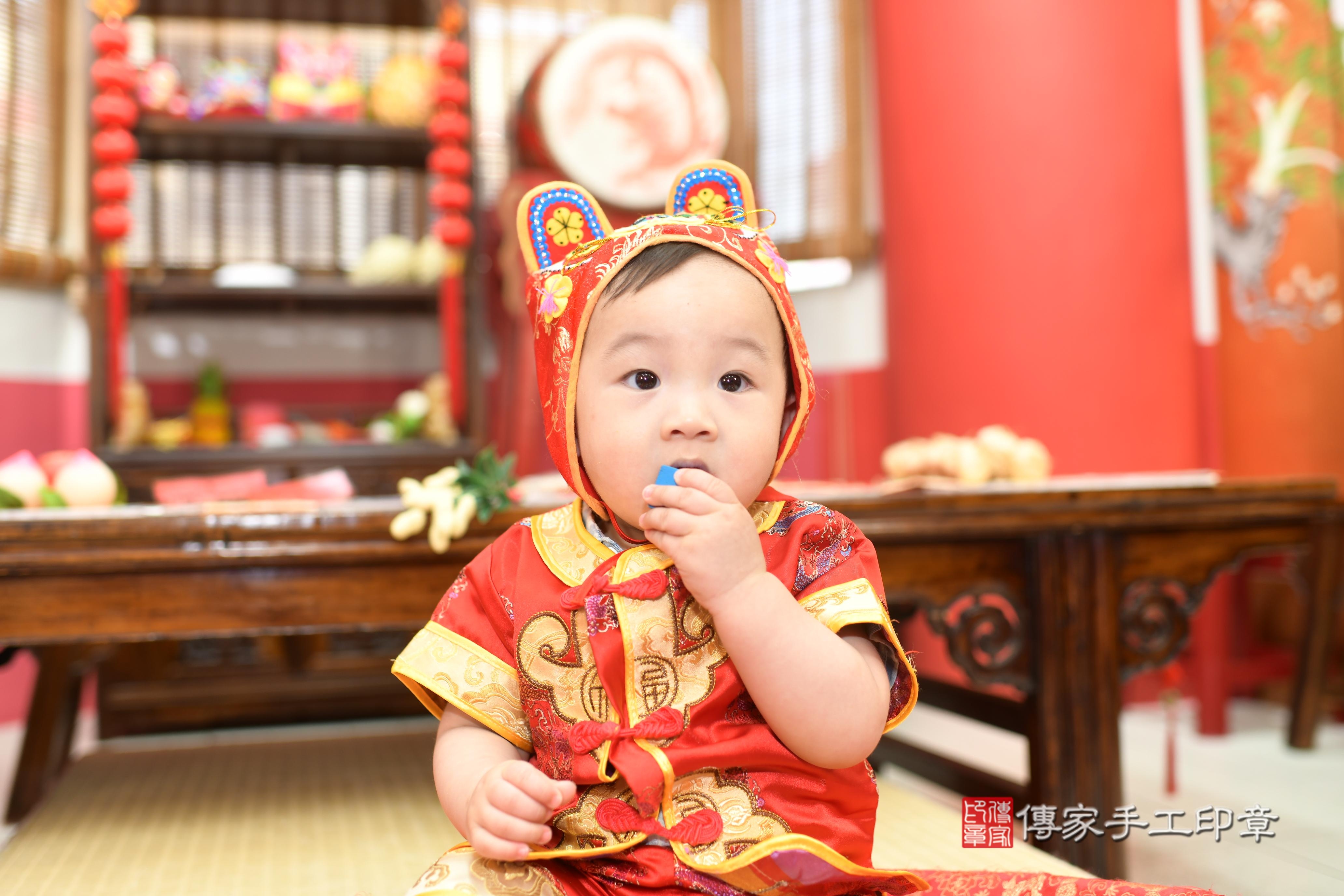 傳家手工印章高雄店、抓周、度脺、中國風會場、傳家嬰兒古禮、吉祥話、抓周道具物品24種、拍照。抓周證書。寶寶抓周、滿周歲、生日快樂、祝福 傳家手工印章高雄店、抓周、度脺、中國風會場、傳家嬰兒古禮、吉祥話、抓周道具物品24種、拍照。抓周證書。寶寶抓周、滿周歲、生日快樂、祝福