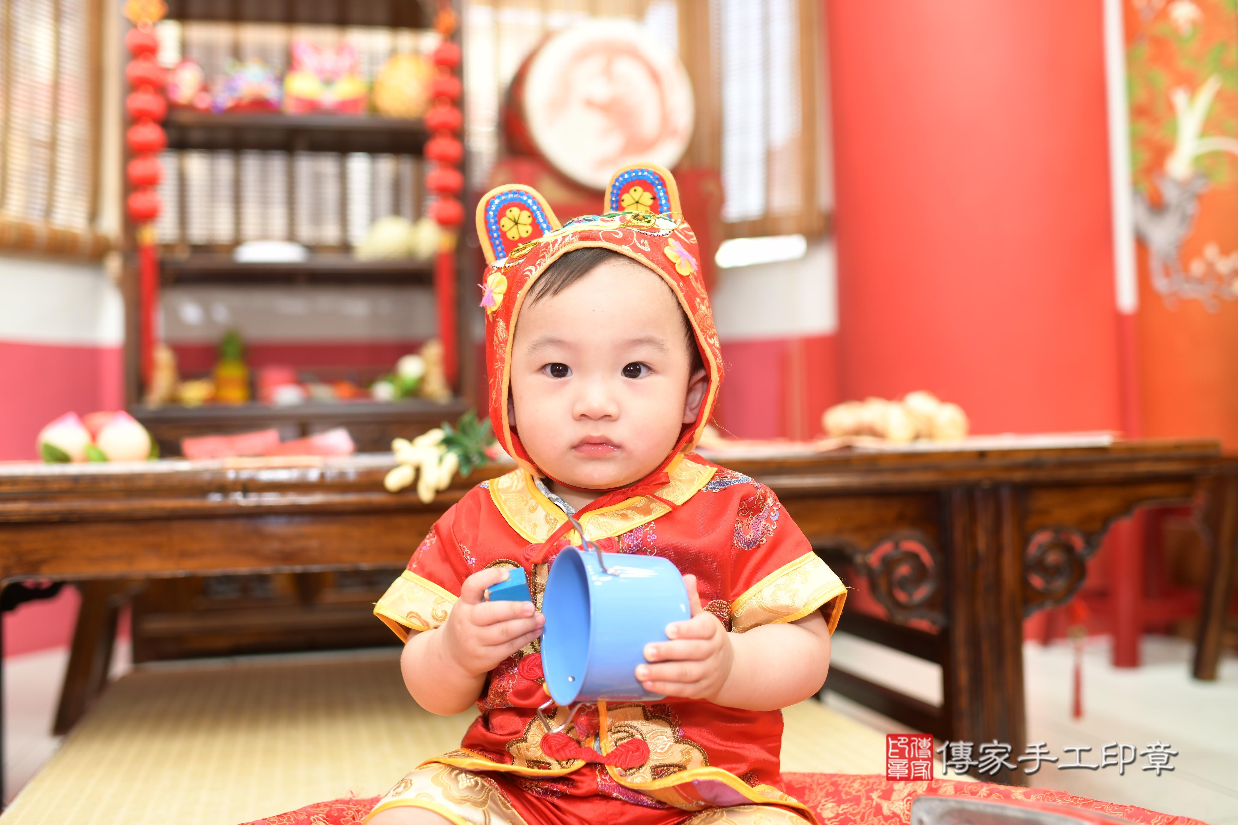 傳家手工印章高雄店、抓周、度脺、中國風會場、傳家嬰兒古禮、吉祥話、抓周道具物品24種、拍照。抓周證書。寶寶抓周、滿周歲、生日快樂、祝福 傳家手工印章高雄店、抓周、度脺、中國風會場、傳家嬰兒古禮、吉祥話、抓周道具物品24種、拍照。抓周證書。寶寶抓周、滿周歲、生日快樂、祝福