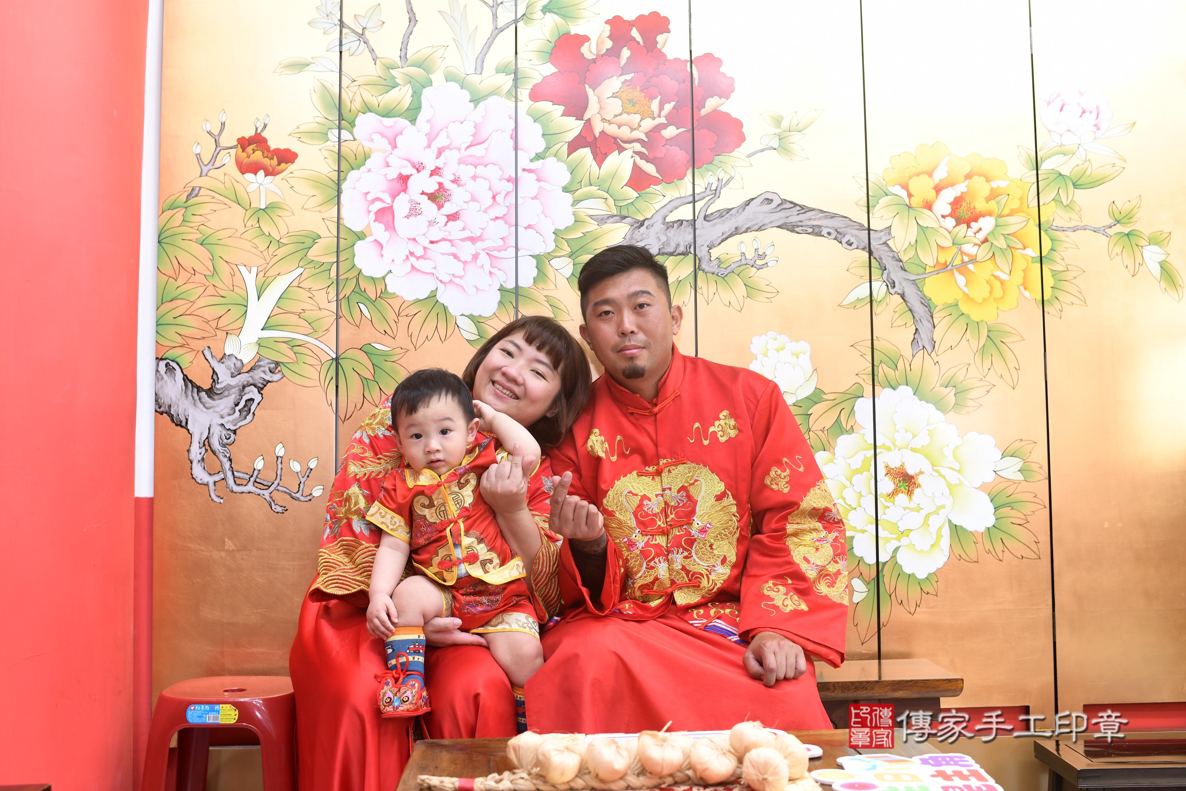 傳家手工印章高雄店、抓周、度脺、中國風會場、傳家嬰兒古禮、吉祥話、抓周道具物品24種、拍照。抓周證書。寶寶抓周、滿周歲、生日快樂、祝福 傳家手工印章高雄店、抓周、度脺、中國風會場、傳家嬰兒古禮、吉祥話、抓周道具物品24種、拍照。抓周證書。寶寶抓周、滿周歲、生日快樂、祝福