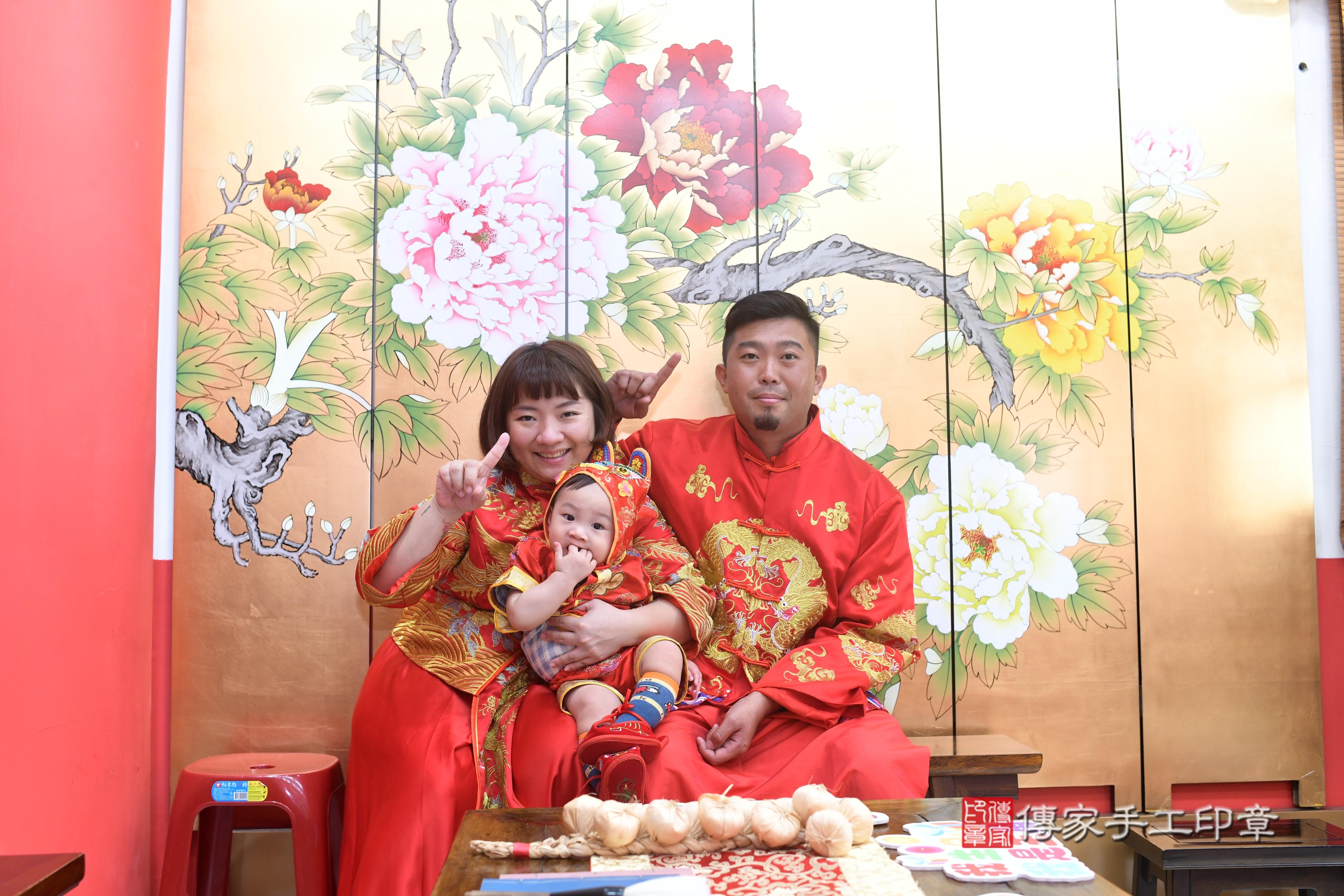 傳家手工印章高雄店、抓周、度脺、中國風會場、傳家嬰兒古禮、吉祥話、抓周道具物品24種、拍照。抓周證書。寶寶抓周、滿周歲、生日快樂、祝福 傳家手工印章高雄店、抓周、度脺、中國風會場、傳家嬰兒古禮、吉祥話、抓周道具物品24種、拍照。抓周證書。寶寶抓周、滿周歲、生日快樂、祝福