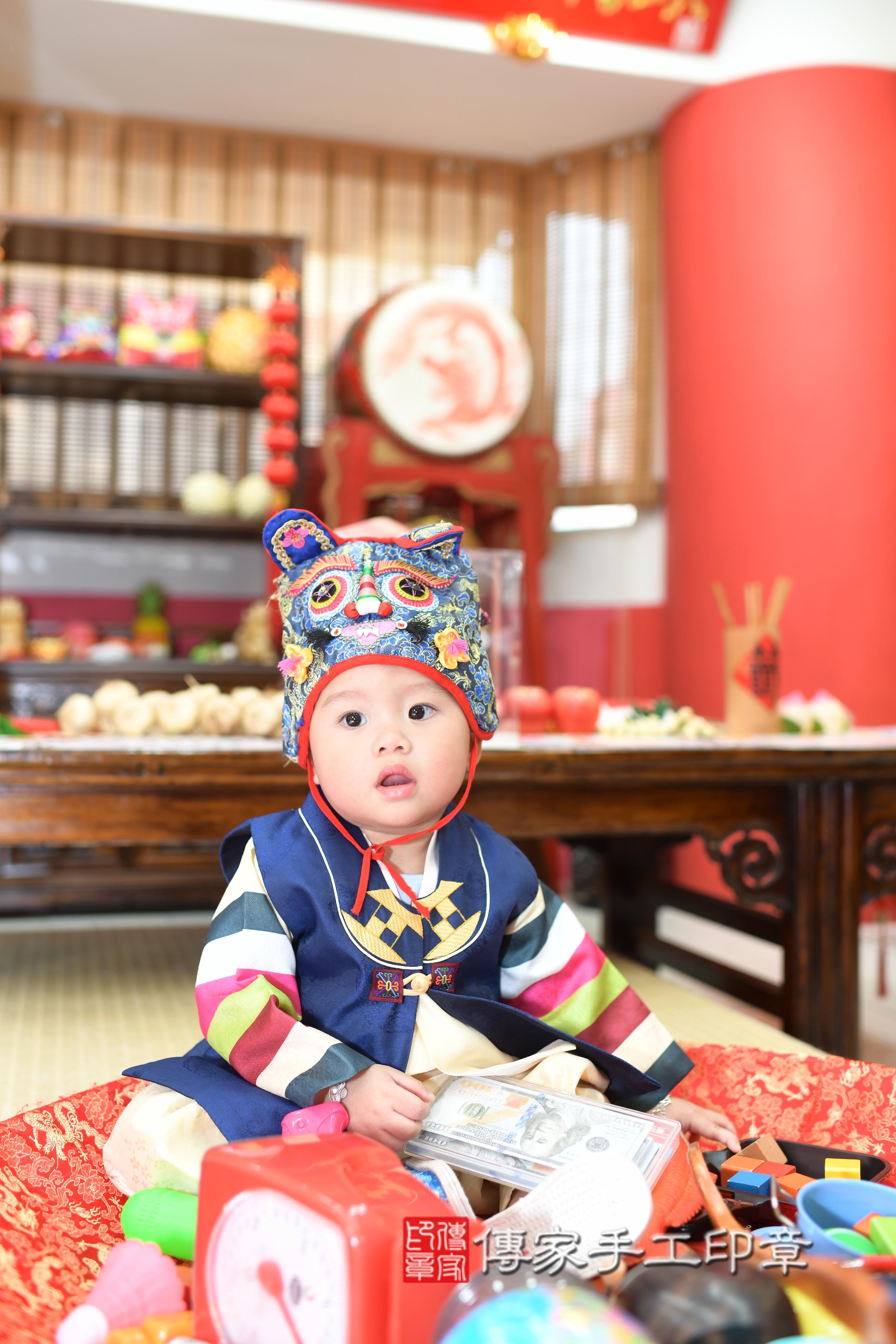 傳家手工印章高雄店、抓周、度脺、中國風會場、傳家嬰兒古禮、吉祥話、抓周道具物品24種、拍照。抓周證書。寶寶抓周、滿周歲、生日快樂、祝福 傳家手工印章高雄店、抓周、度脺、中國風會場、傳家嬰兒古禮、吉祥話、抓周道具物品24種、拍照。抓周證書。寶寶抓周、滿周歲、生日快樂、祝福