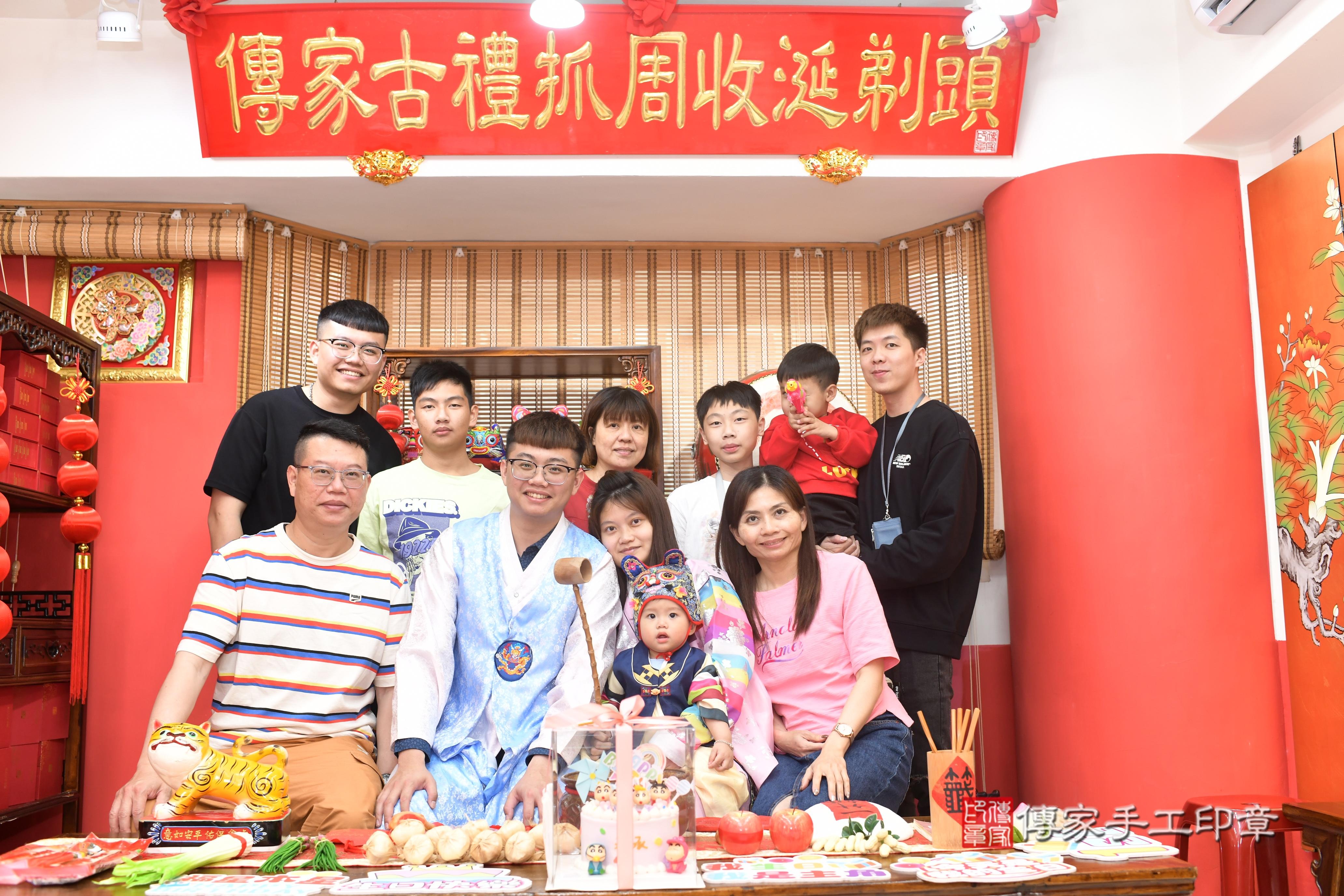 傳家手工印章高雄店、抓周、度脺、中國風會場、傳家嬰兒古禮、吉祥話、抓周道具物品24種、拍照。抓周證書。寶寶抓周、滿周歲、生日快樂、祝福 傳家手工印章高雄店、抓周、度脺、中國風會場、傳家嬰兒古禮、吉祥話、抓周道具物品24種、拍照。抓周證書。寶寶抓周、滿周歲、生日快樂、祝福