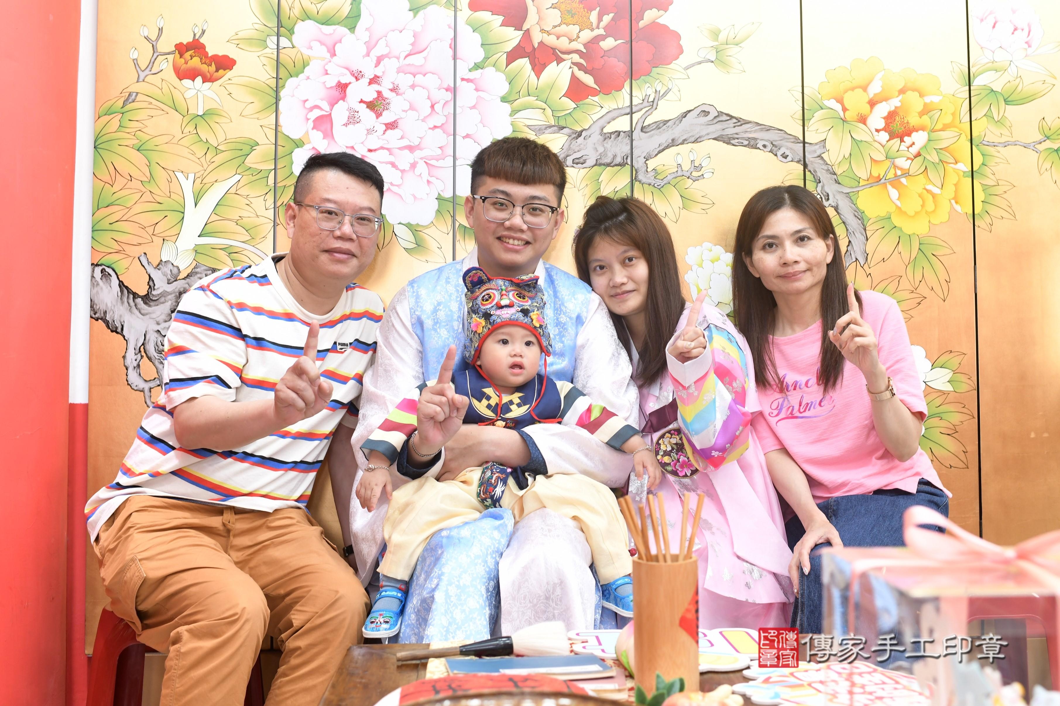 傳家手工印章高雄店、抓周、度脺、中國風會場、傳家嬰兒古禮、吉祥話、抓周道具物品24種、拍照。抓周證書。寶寶抓周、滿周歲、生日快樂、祝福 傳家手工印章高雄店、抓周、度脺、中國風會場、傳家嬰兒古禮、吉祥話、抓周道具物品24種、拍照。抓周證書。寶寶抓周、滿周歲、生日快樂、祝福