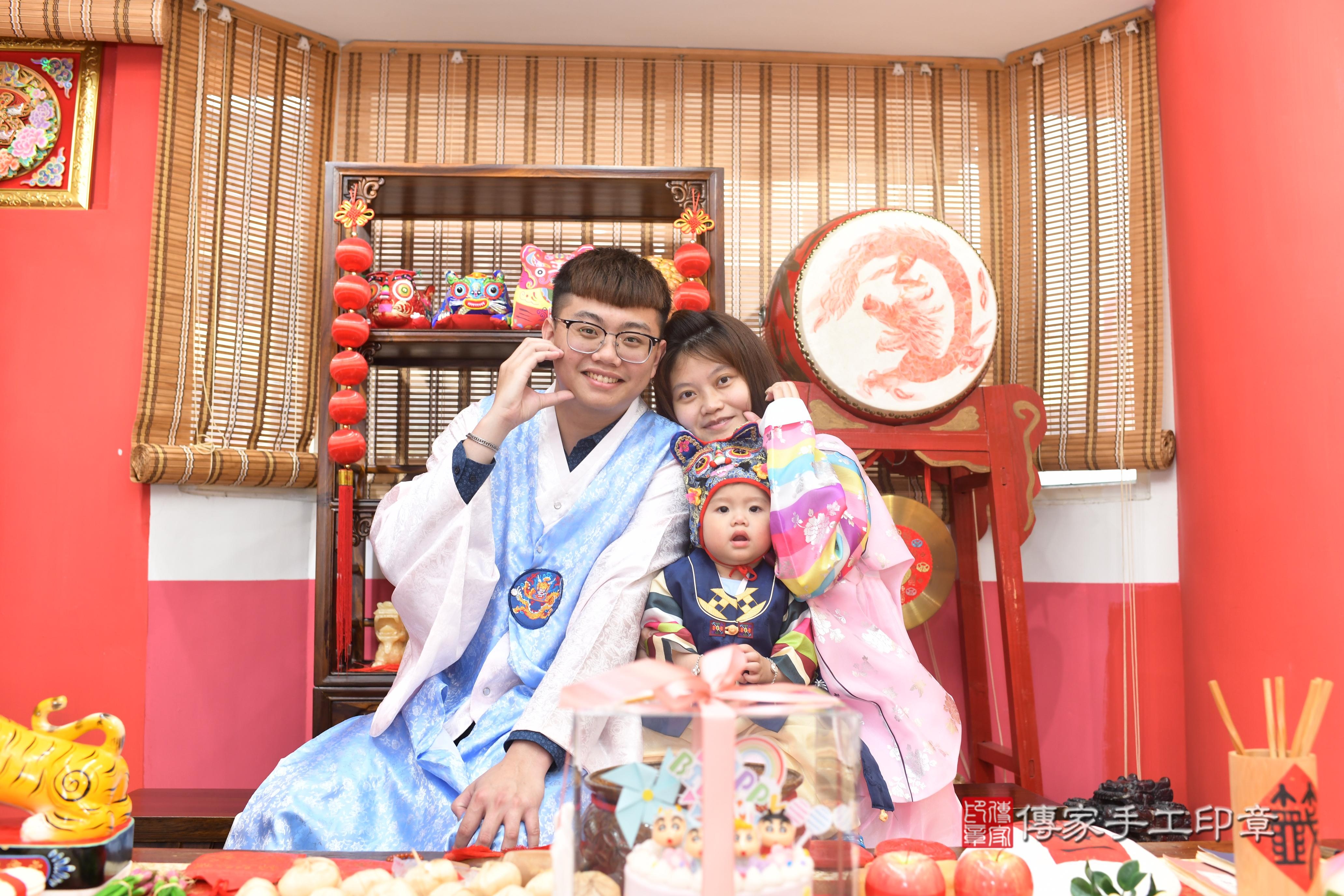 傳家手工印章高雄店、抓周、度脺、中國風會場、傳家嬰兒古禮、吉祥話、抓周道具物品24種、拍照。抓周證書。寶寶抓周、滿周歲、生日快樂、祝福 傳家手工印章高雄店、抓周、度脺、中國風會場、傳家嬰兒古禮、吉祥話、抓周道具物品24種、拍照。抓周證書。寶寶抓周、滿周歲、生日快樂、祝福