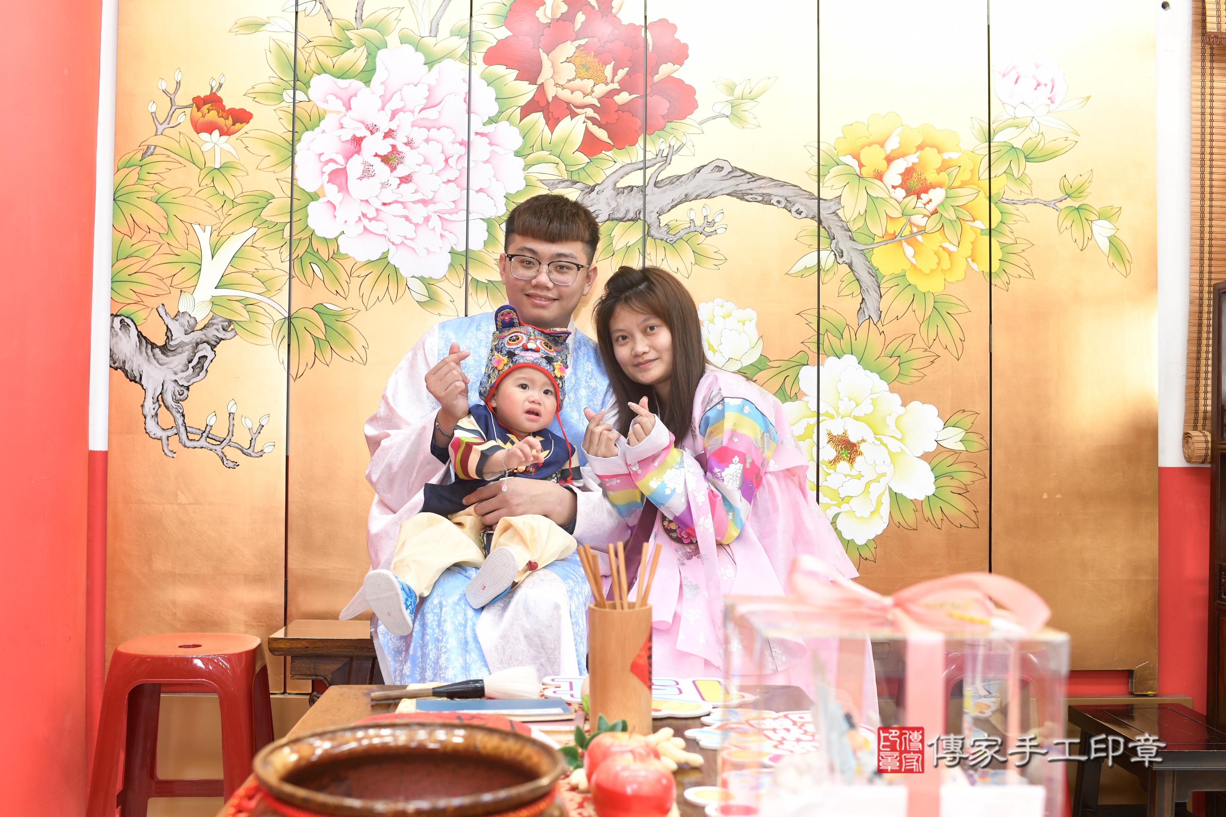 傳家手工印章高雄店、抓周、度脺、中國風會場、傳家嬰兒古禮、吉祥話、抓周道具物品24種、拍照。抓周證書。寶寶抓周、滿周歲、生日快樂、祝福 傳家手工印章高雄店、抓周、度脺、中國風會場、傳家嬰兒古禮、吉祥話、抓周道具物品24種、拍照。抓周證書。寶寶抓周、滿周歲、生日快樂、祝福