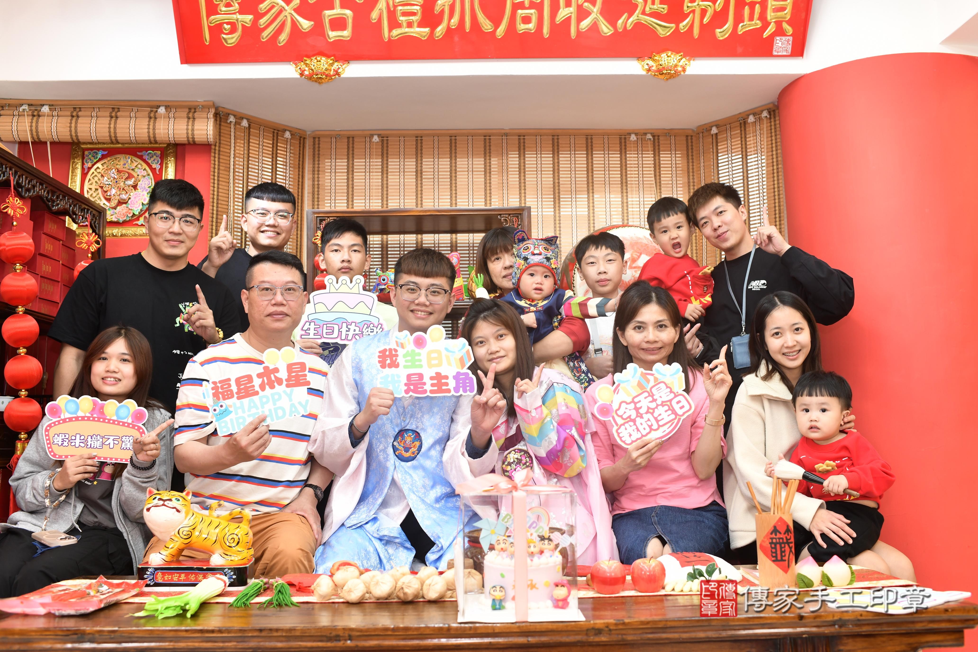 傳家手工印章高雄店、抓周、度脺、中國風會場、傳家嬰兒古禮、吉祥話、抓周道具物品24種、拍照。抓周證書。寶寶抓周、滿周歲、生日快樂、祝福 傳家手工印章高雄店、抓周、度脺、中國風會場、傳家嬰兒古禮、吉祥話、抓周道具物品24種、拍照。抓周證書。寶寶抓周、滿周歲、生日快樂、祝福