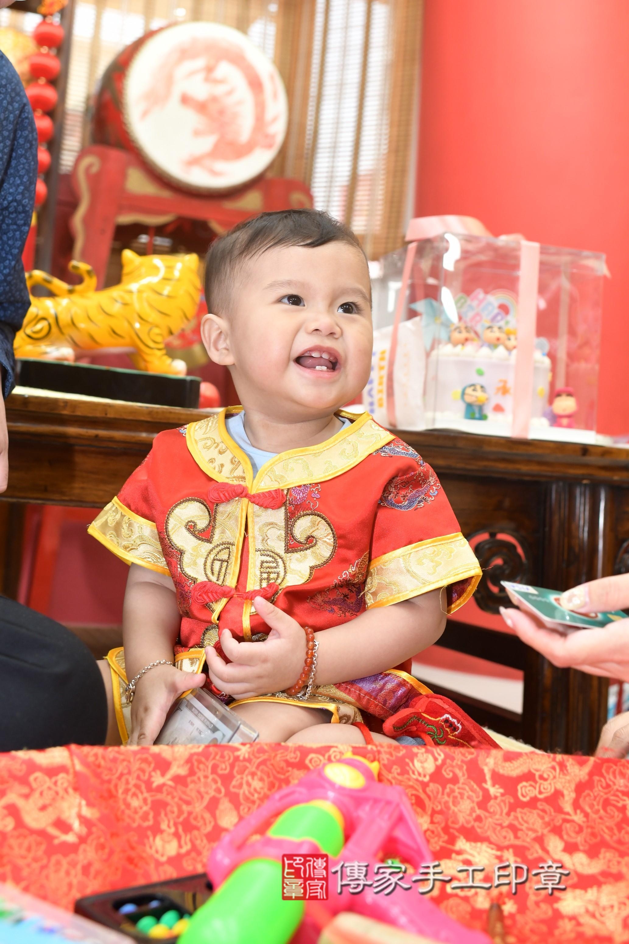 傳家手工印章高雄店、抓周、度脺、中國風會場、傳家嬰兒古禮、吉祥話、抓周道具物品24種、拍照。抓周證書。寶寶抓周、滿周歲、生日快樂、祝福 傳家手工印章高雄店、抓周、度脺、中國風會場、傳家嬰兒古禮、吉祥話、抓周道具物品24種、拍照。抓周證書。寶寶抓周、滿周歲、生日快樂、祝福