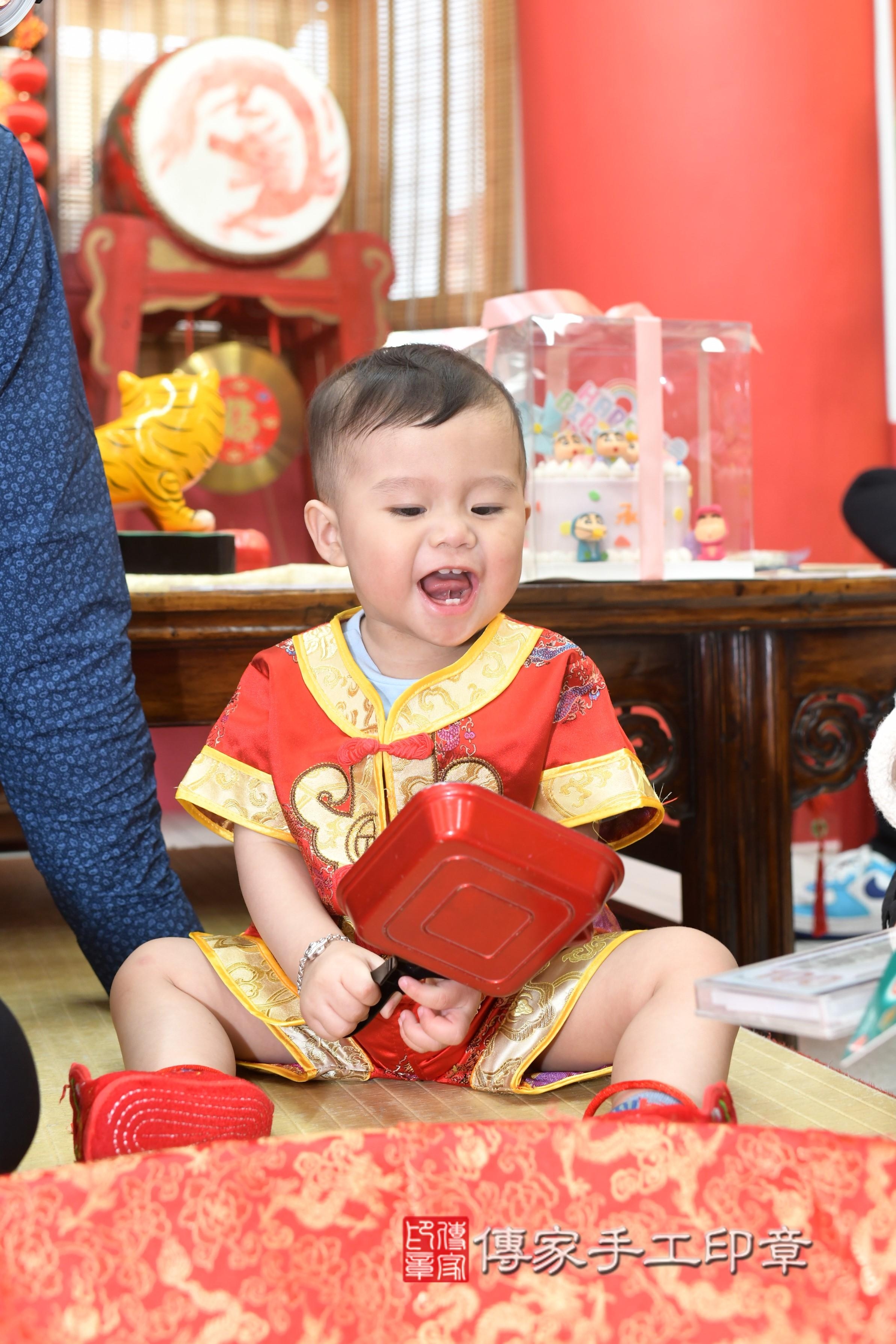 傳家手工印章高雄店、抓周、度脺、中國風會場、傳家嬰兒古禮、吉祥話、抓周道具物品24種、拍照。抓周證書。寶寶抓周、滿周歲、生日快樂、祝福 傳家手工印章高雄店、抓周、度脺、中國風會場、傳家嬰兒古禮、吉祥話、抓周道具物品24種、拍照。抓周證書。寶寶抓周、滿周歲、生日快樂、祝福