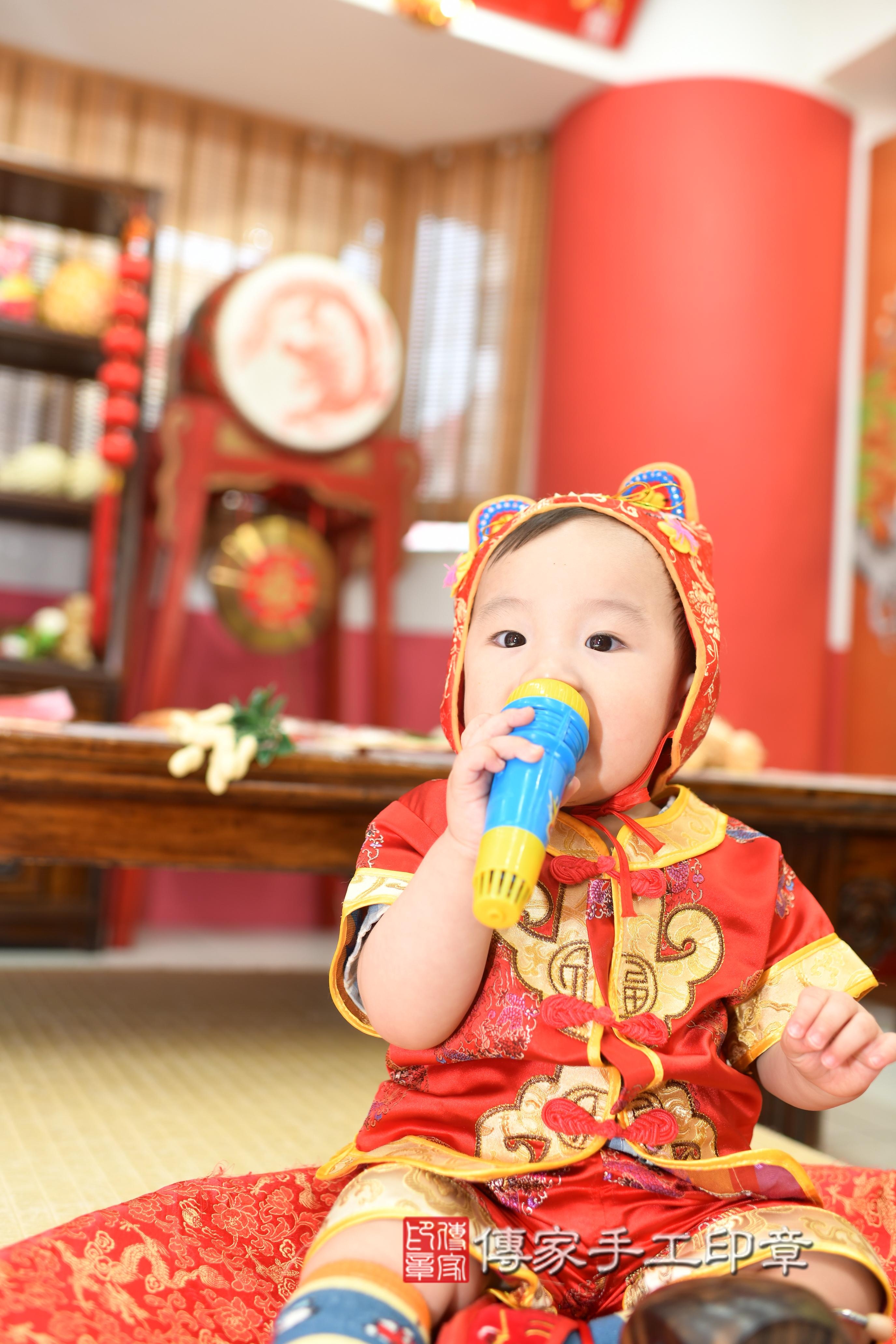 傳家手工印章高雄店、抓周、度脺、中國風會場、傳家嬰兒古禮、吉祥話、抓周道具物品24種、拍照。抓周證書。寶寶抓周、滿周歲、生日快樂、祝福 傳家手工印章高雄店、抓周、度脺、中國風會場、傳家嬰兒古禮、吉祥話、抓周道具物品24種、拍照。抓周證書。寶寶抓周、滿周歲、生日快樂、祝福