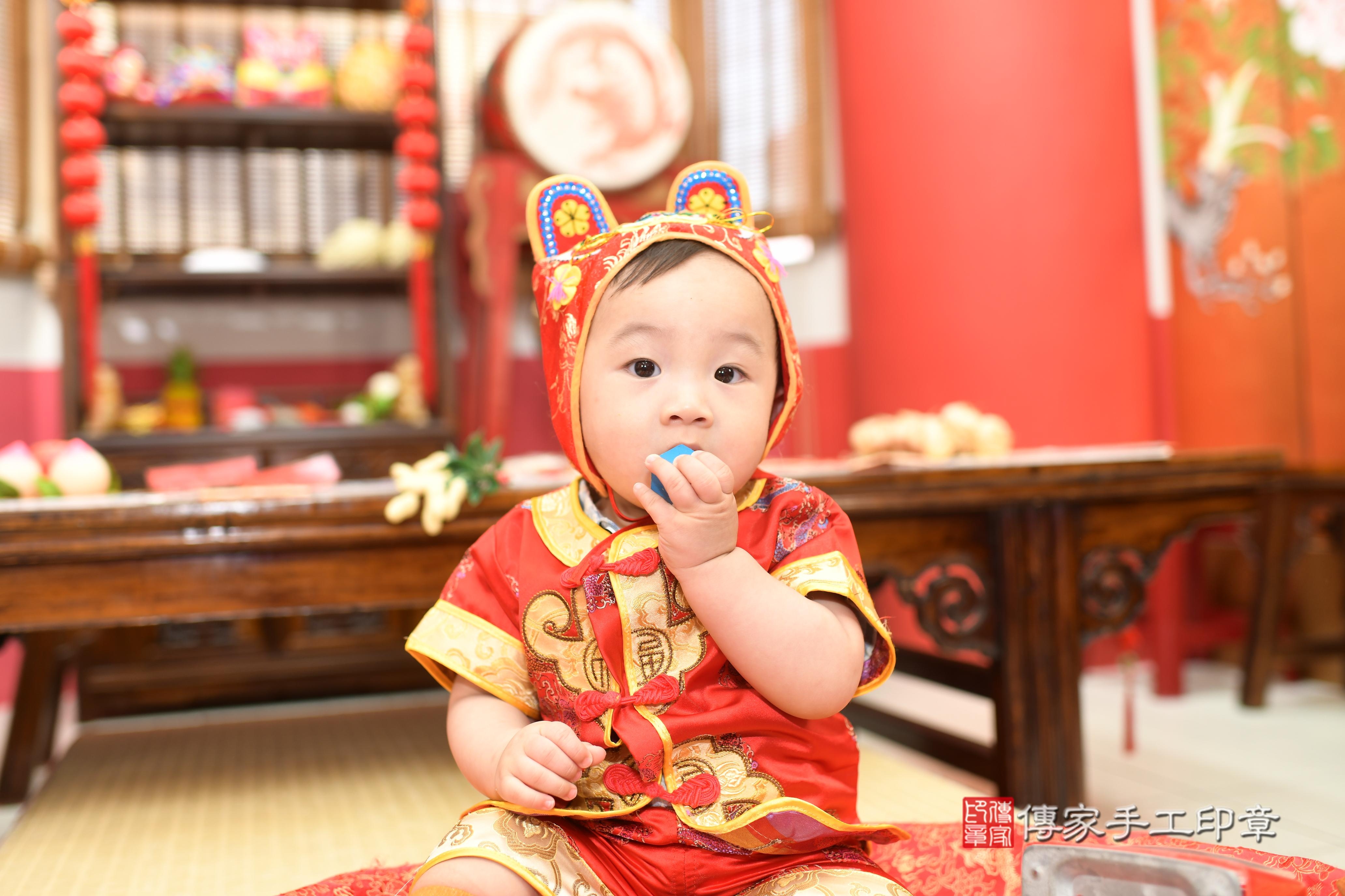 傳家手工印章高雄店、抓周、度脺、中國風會場、傳家嬰兒古禮、吉祥話、抓周道具物品24種、拍照。抓周證書。寶寶抓周、滿周歲、生日快樂、祝福.jpg 傳家手工印章高雄店、抓周、度脺、中國風會場、傳家嬰兒古禮、吉祥話、抓周道具物品24種、拍照。抓周證書。寶寶抓周、滿周歲、生日快樂、祝福.jpg