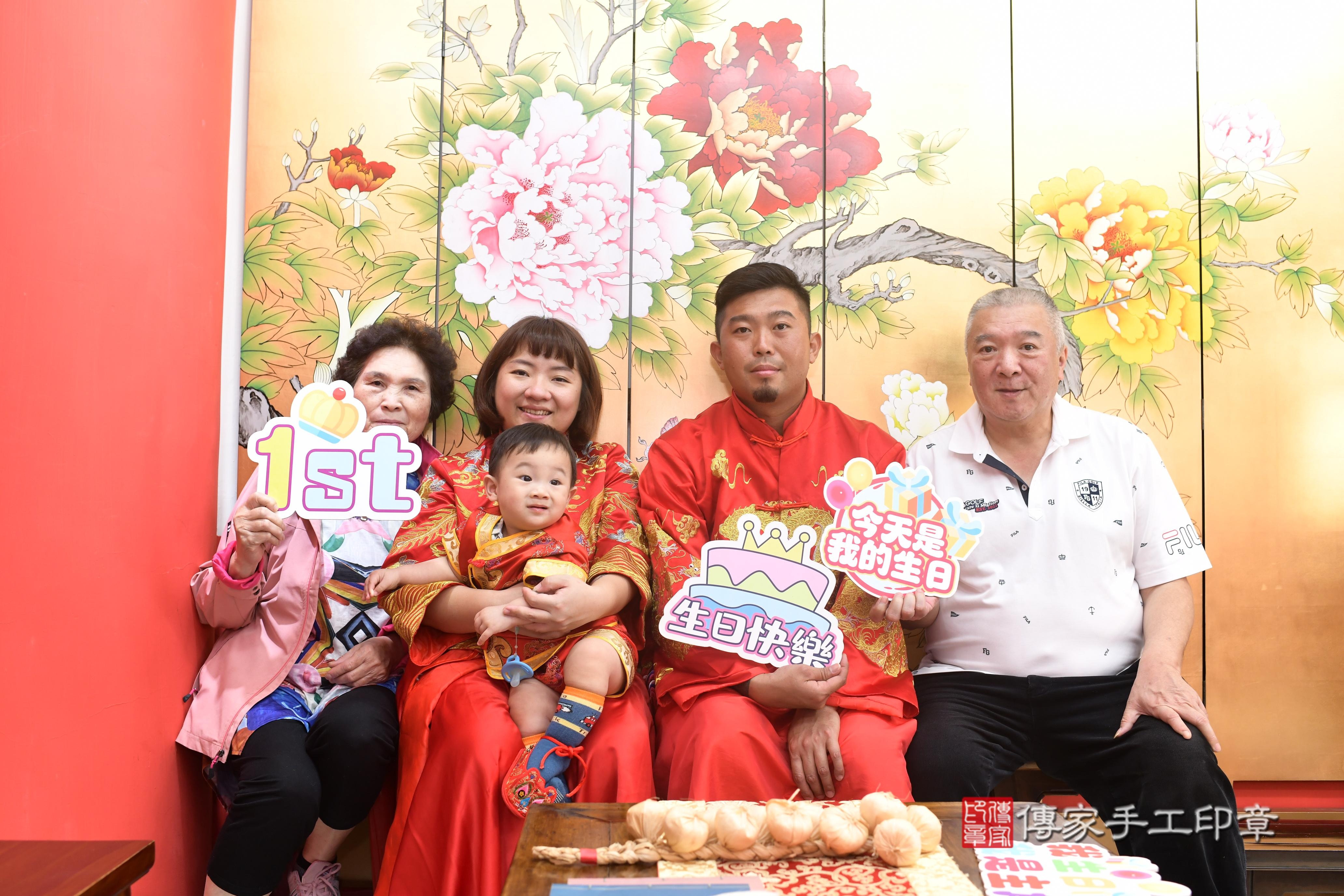 傳家手工印章高雄店、抓周、度脺、中國風會場、傳家嬰兒古禮、吉祥話、抓周道具物品24種、拍照。抓周證書。寶寶抓周、滿周歲、生日快樂、祝福 傳家手工印章高雄店、抓周、度脺、中國風會場、傳家嬰兒古禮、吉祥話、抓周道具物品24種、拍照。抓周證書。寶寶抓周、滿周歲、生日快樂、祝福