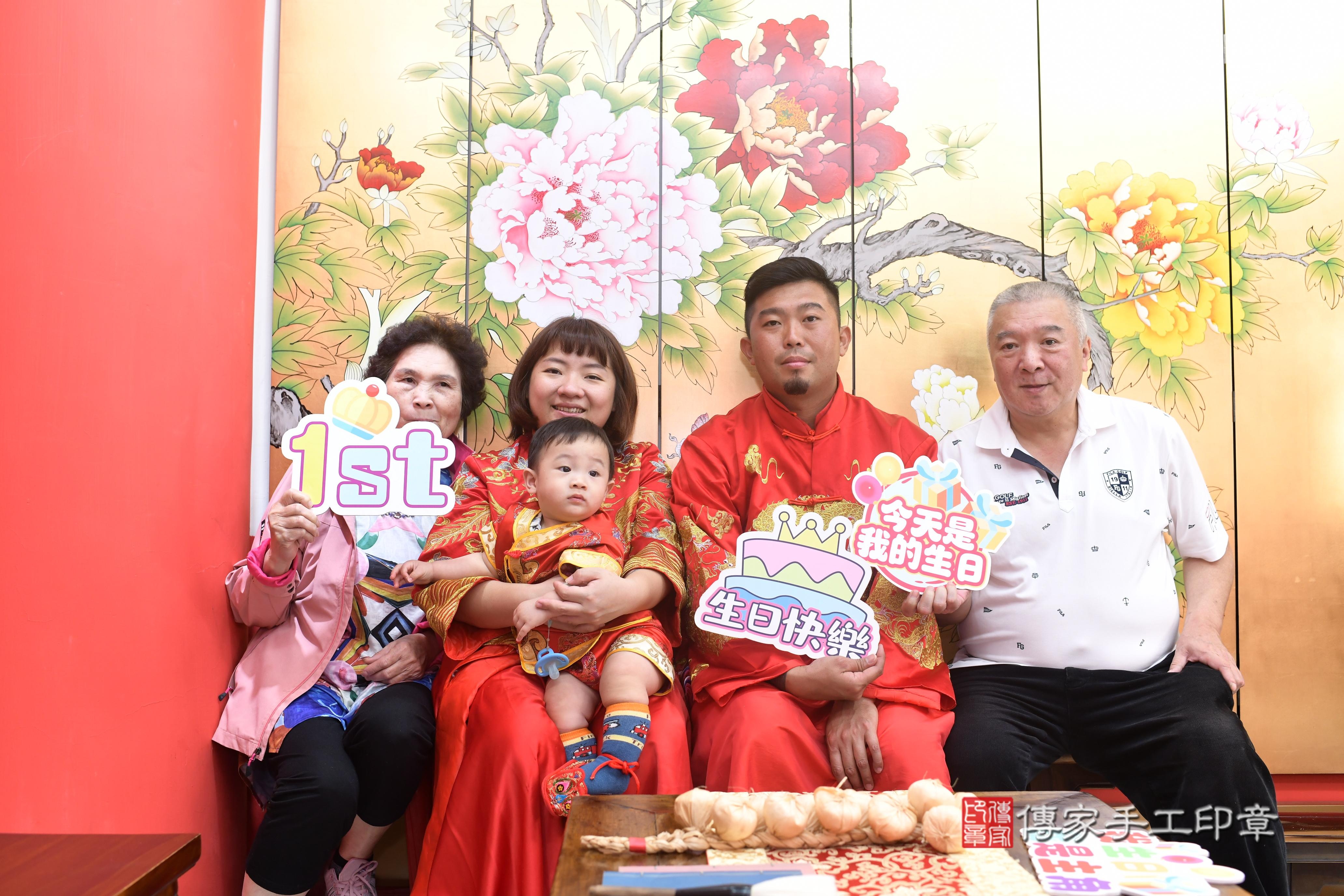 傳家手工印章高雄店、抓周、度脺、中國風會場、傳家嬰兒古禮、吉祥話、抓周道具物品24種、拍照。抓周證書。寶寶抓周、滿周歲、生日快樂、祝福 傳家手工印章高雄店、抓周、度脺、中國風會場、傳家嬰兒古禮、吉祥話、抓周道具物品24種、拍照。抓周證書。寶寶抓周、滿周歲、生日快樂、祝福