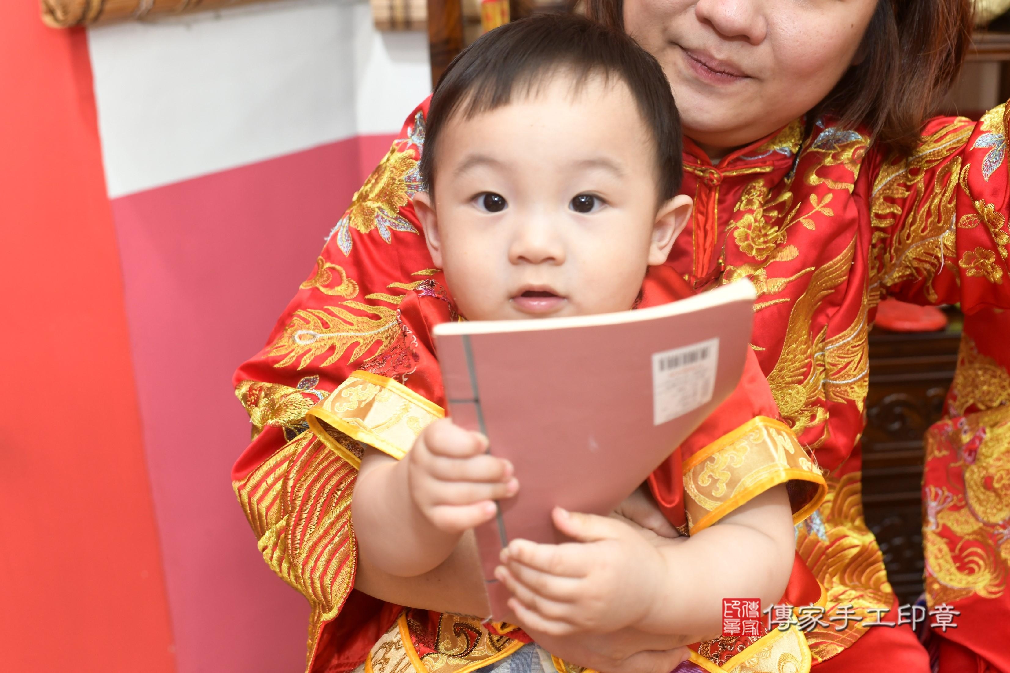 傳家手工印章高雄店、抓周、度脺、中國風會場、傳家嬰兒古禮、吉祥話、抓周道具物品24種、拍照。抓周證書。寶寶抓周、滿周歲、生日快樂、祝福 傳家手工印章高雄店、抓周、度脺、中國風會場、傳家嬰兒古禮、吉祥話、抓周道具物品24種、拍照。抓周證書。寶寶抓周、滿周歲、生日快樂、祝福