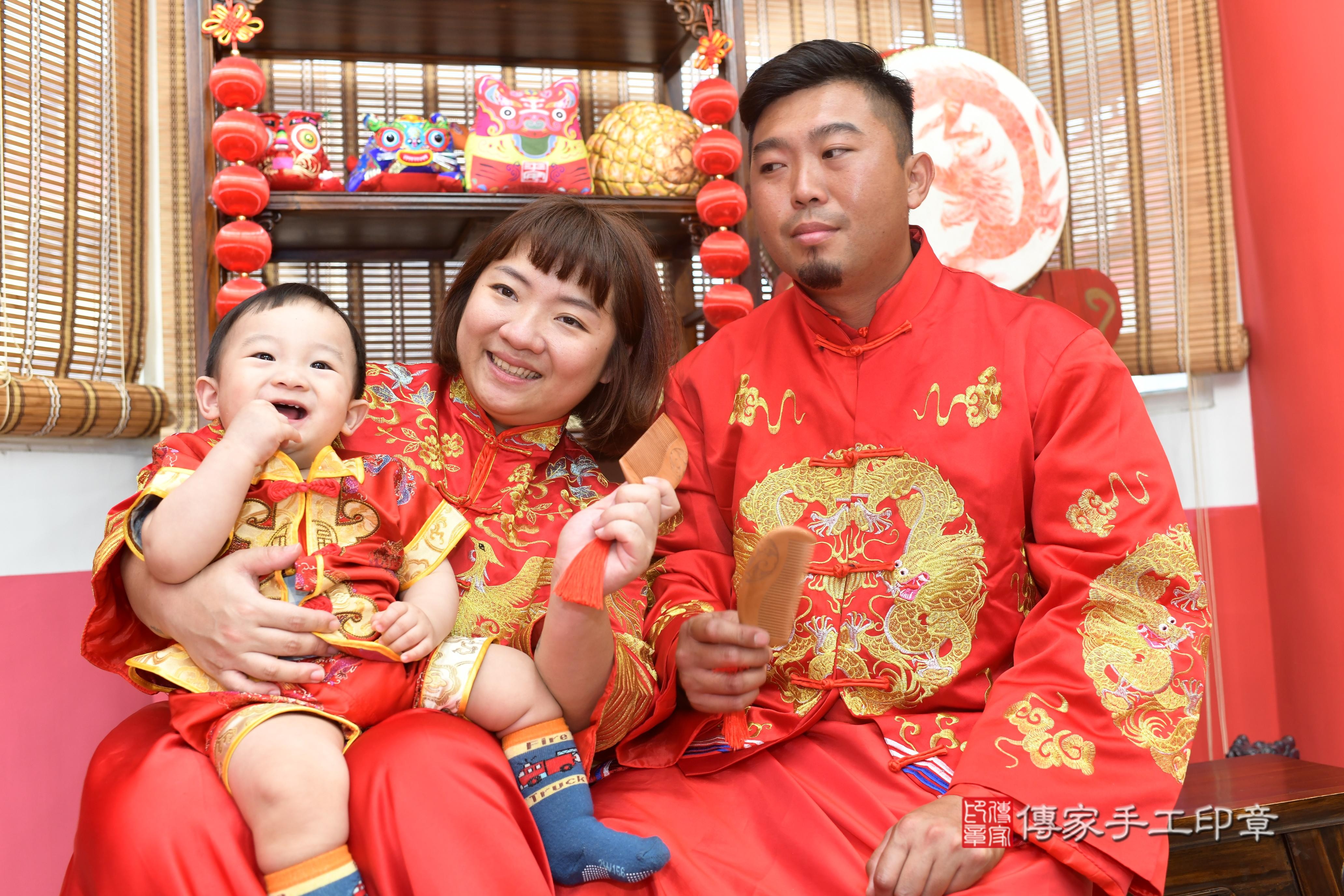 傳家手工印章高雄店、抓周、度脺、中國風會場、傳家嬰兒古禮、吉祥話、抓周道具物品24種、拍照。抓周證書。寶寶抓周、滿周歲、生日快樂、祝福 傳家手工印章高雄店、抓周、度脺、中國風會場、傳家嬰兒古禮、吉祥話、抓周道具物品24種、拍照。抓周證書。寶寶抓周、滿周歲、生日快樂、祝福