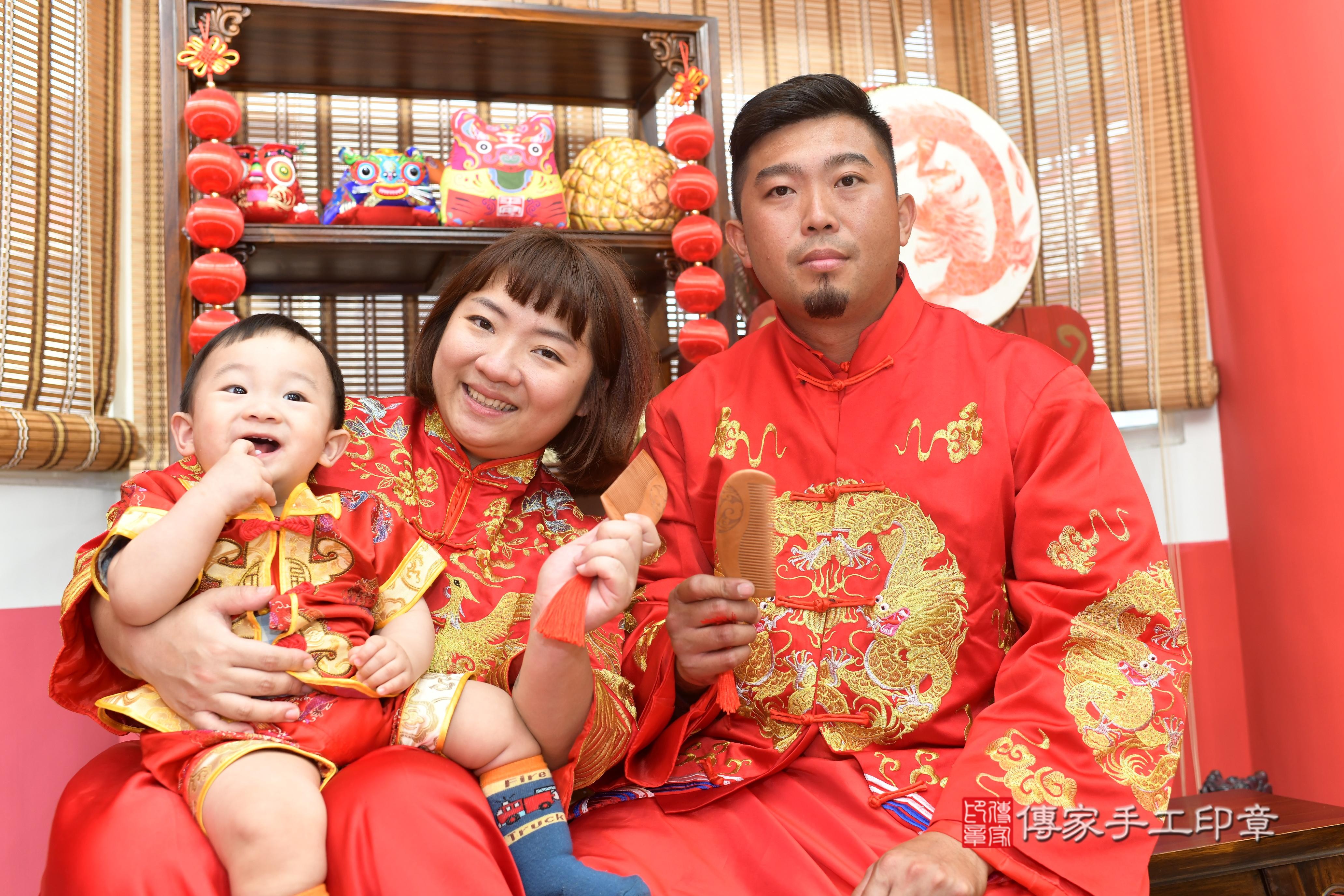 傳家手工印章高雄店、抓周、度脺、中國風會場、傳家嬰兒古禮、吉祥話、抓周道具物品24種、拍照。抓周證書。寶寶抓周、滿周歲、生日快樂、祝福 傳家手工印章高雄店、抓周、度脺、中國風會場、傳家嬰兒古禮、吉祥話、抓周道具物品24種、拍照。抓周證書。寶寶抓周、滿周歲、生日快樂、祝福