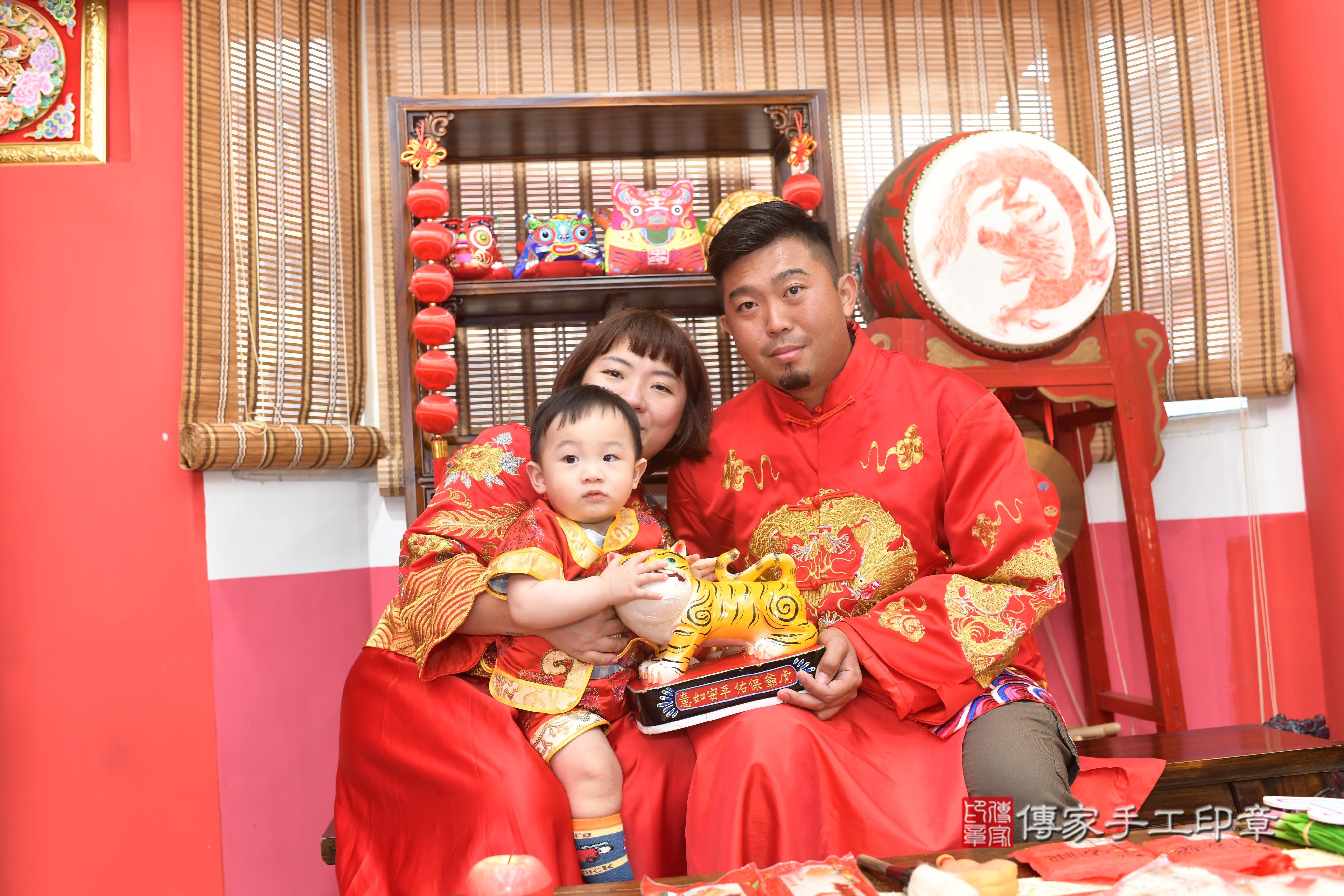 傳家手工印章高雄店、抓周、度脺、中國風會場、傳家嬰兒古禮、吉祥話、抓周道具物品24種、拍照。抓周證書。寶寶抓周、滿周歲、生日快樂、祝福