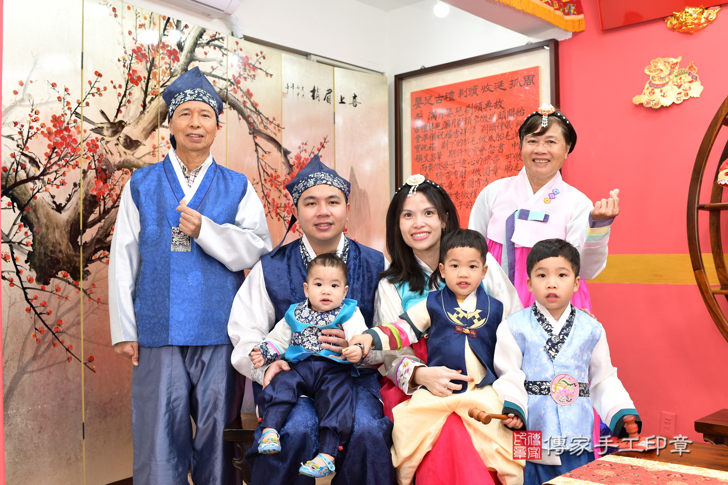 新北市永和區小允寶寶抓周推薦：傳家新北店抓周度脺中國風會場，嬰兒古禮抓周流程儀式吉祥話、抓周道具物品24種、拍照。抓周證書。2025.2.8，照片1