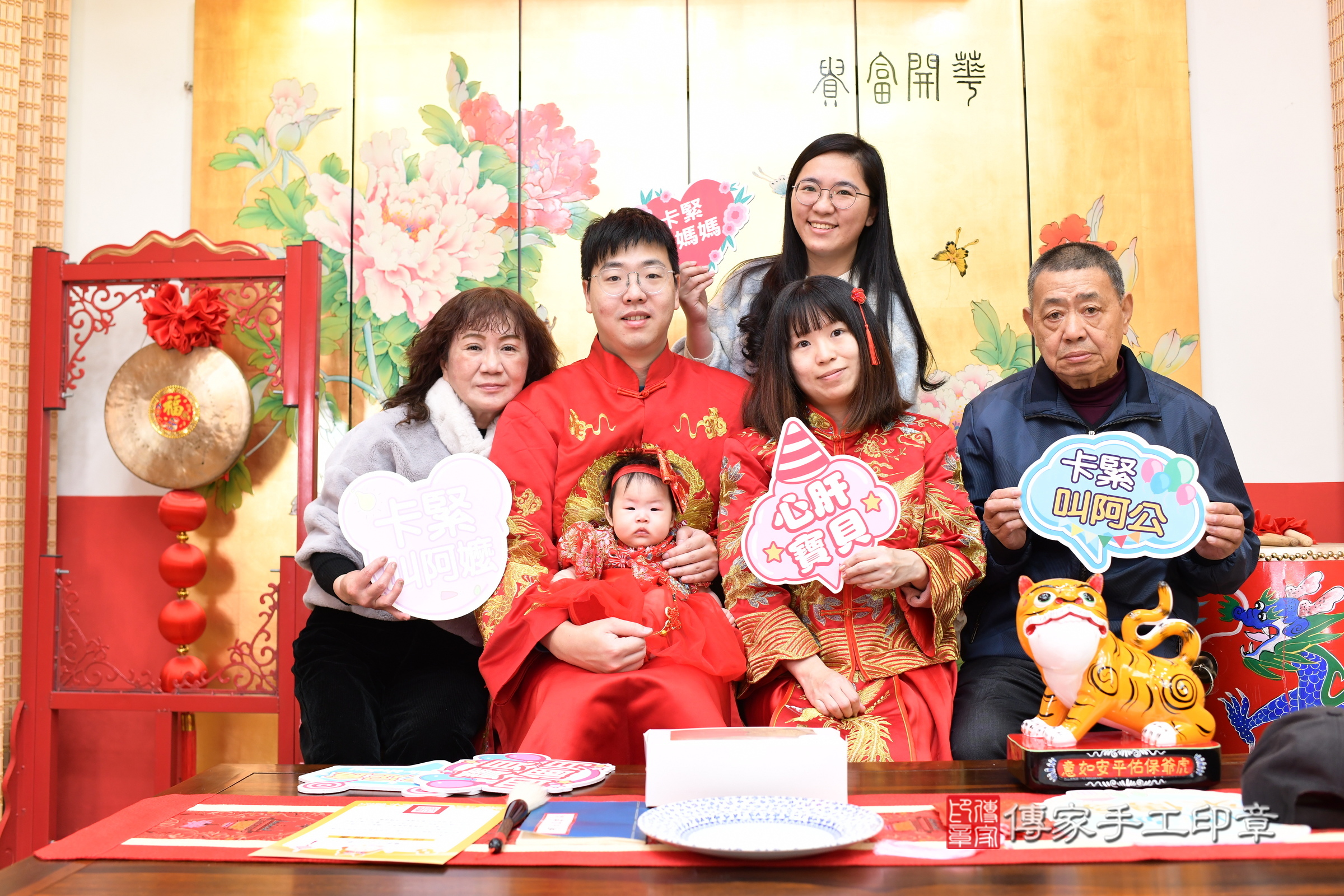 新北市永和區妡妡寶寶收涎推薦：傳家新北店收涎中國風會場，嬰兒古禮收涎收口水流程儀式、收涎吉祥話、收涎餅乾、收涎拍照。收涎證書。2025.3.8，照片16