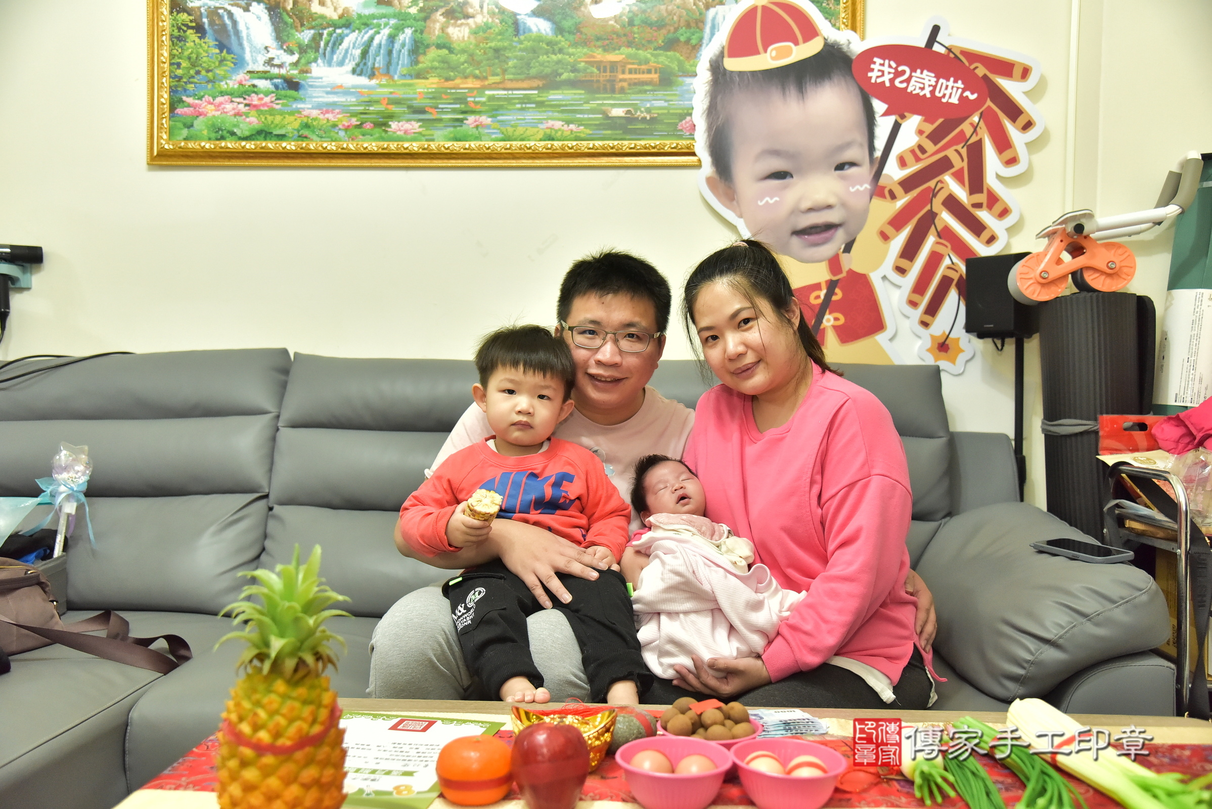 小樂寶寶(台北市南港區到府嬰兒小樂寶寶滿月剃頭理髮、到府嬰兒剃胎毛儀式吉祥話)。到府剃頭剃胎毛主持、專業拍照、證書。★購買「臍帶章、肚臍章、胎毛筆刷印章」贈送：剃頭、收涎、抓周，三選一。2025.2.15，照片1