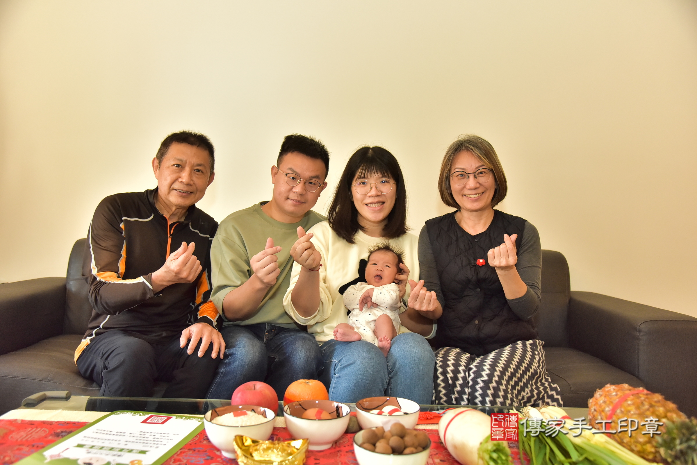 珊珊寶寶(新北市三重區到府嬰兒珊珊寶寶滿月剃頭理髮、到府嬰兒剃胎毛儀式吉祥話)。到府剃頭剃胎毛主持、專業拍照、證書。★購買「臍帶章、肚臍章、胎毛筆刷印章」贈送：剃頭、收涎、抓周，三選一。2025.2.15，照片1