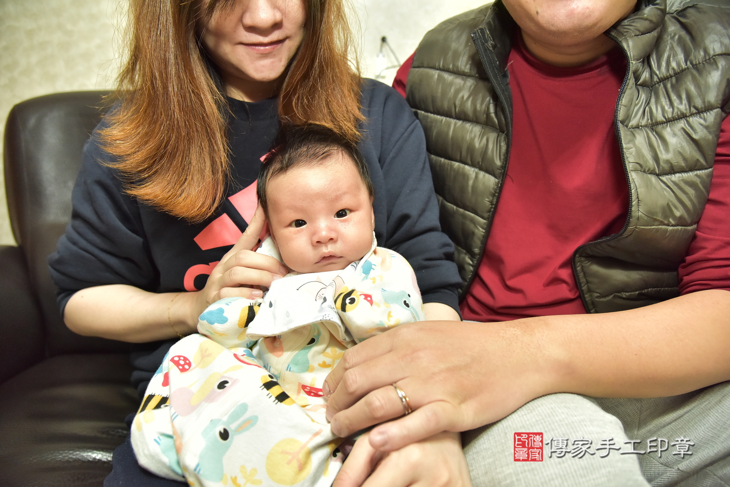 小鑠寶寶(台北市到府嬰兒小鑠寶寶滿月剃頭理髮、到府嬰兒剃胎毛儀式吉祥話)。到府剃頭剃胎毛主持、專業拍照、證書。★購買「臍帶章、肚臍章、胎毛筆刷印章」贈送：剃頭、收涎、抓周，三選一。2025.2.18，照片1