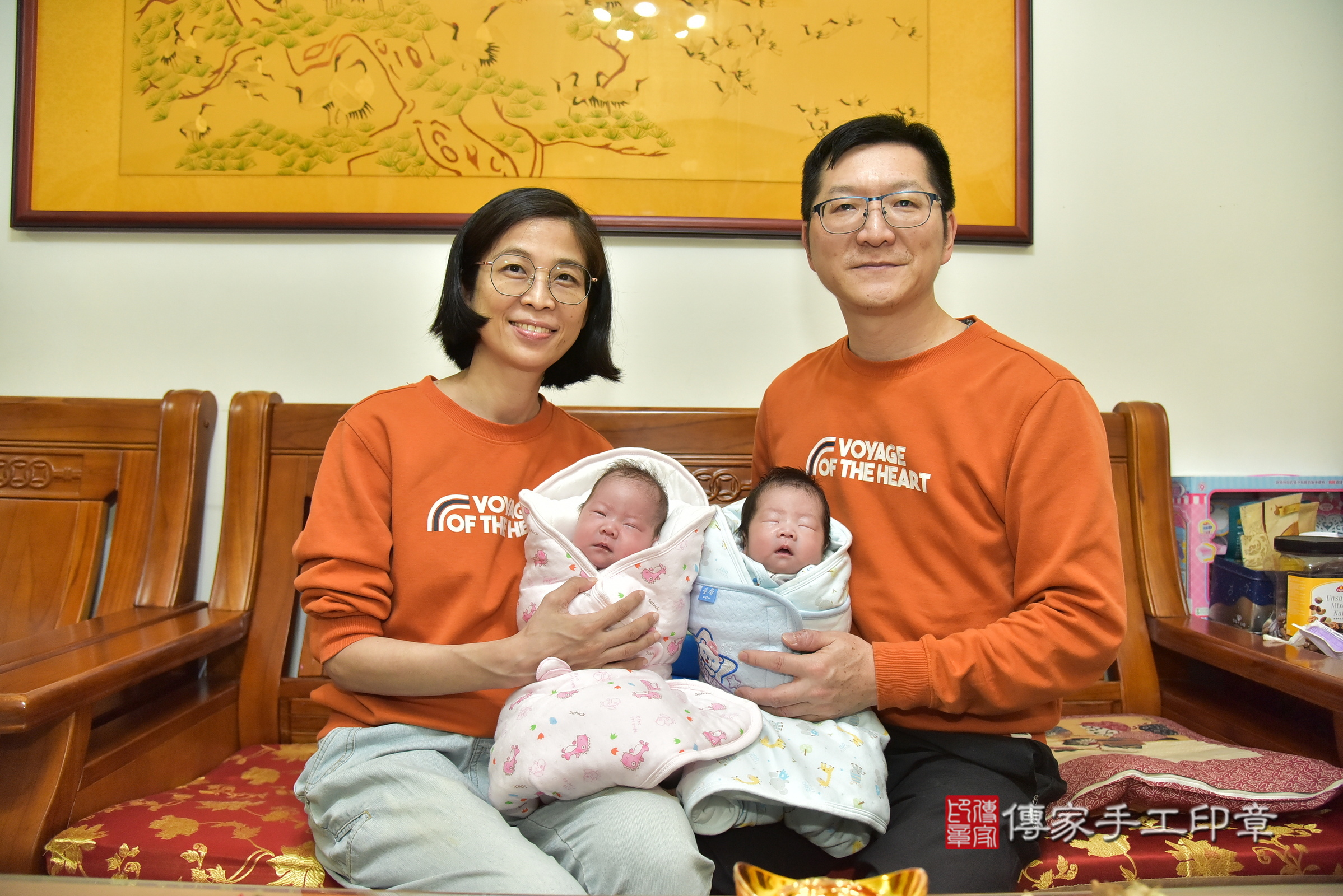小廷寶寶和小銥寶寶(台北市文山區到府嬰兒小廷寶寶和小銥寶寶滿月剃頭理髮、到府嬰兒剃胎毛儀式吉祥話)。到府剃頭剃胎毛主持、專業拍照、證書。★購買「臍帶章、肚臍章、胎毛筆刷印章」贈送：剃頭、收涎、抓周，三選一。2025.2.20，照片1