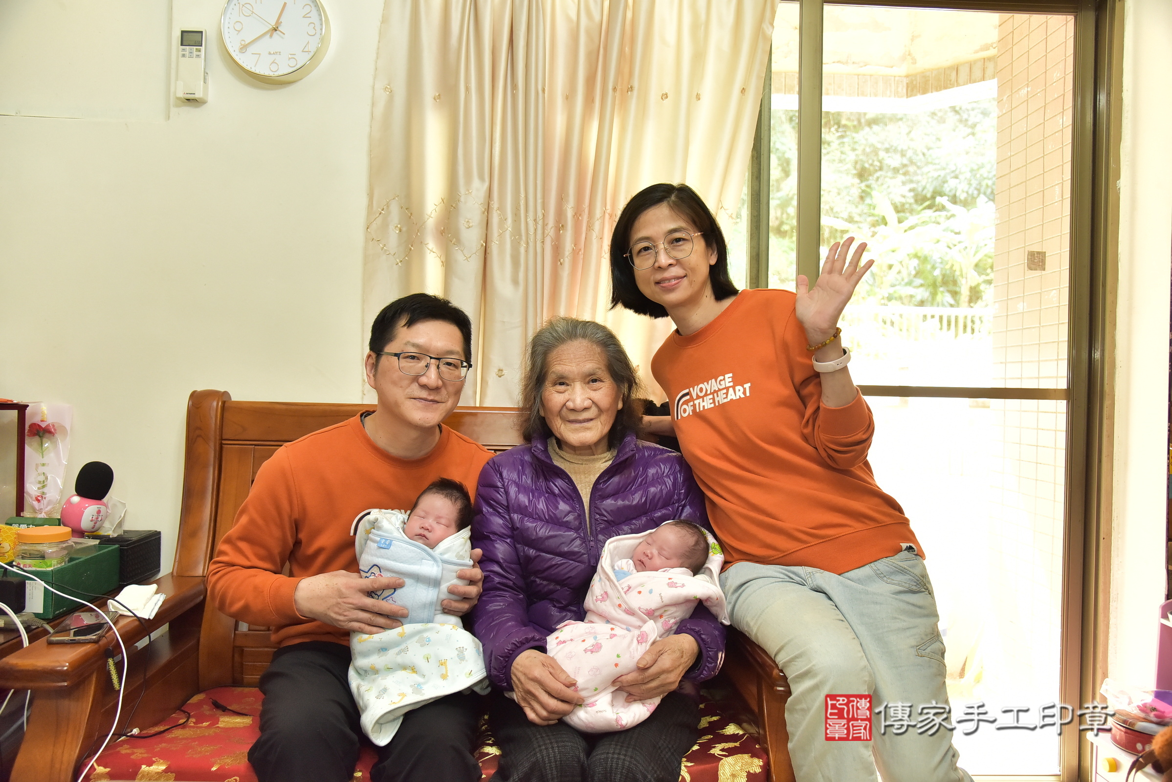 小廷寶寶和小銥寶寶(台北市文山區到府嬰兒小廷寶寶和小銥寶寶滿月剃頭理髮、到府嬰兒剃胎毛儀式吉祥話)。到府剃頭剃胎毛主持、專業拍照、證書。★購買「臍帶章、肚臍章、胎毛筆刷印章」贈送：剃頭、收涎、抓周，三選一。2025.2.20，照片3