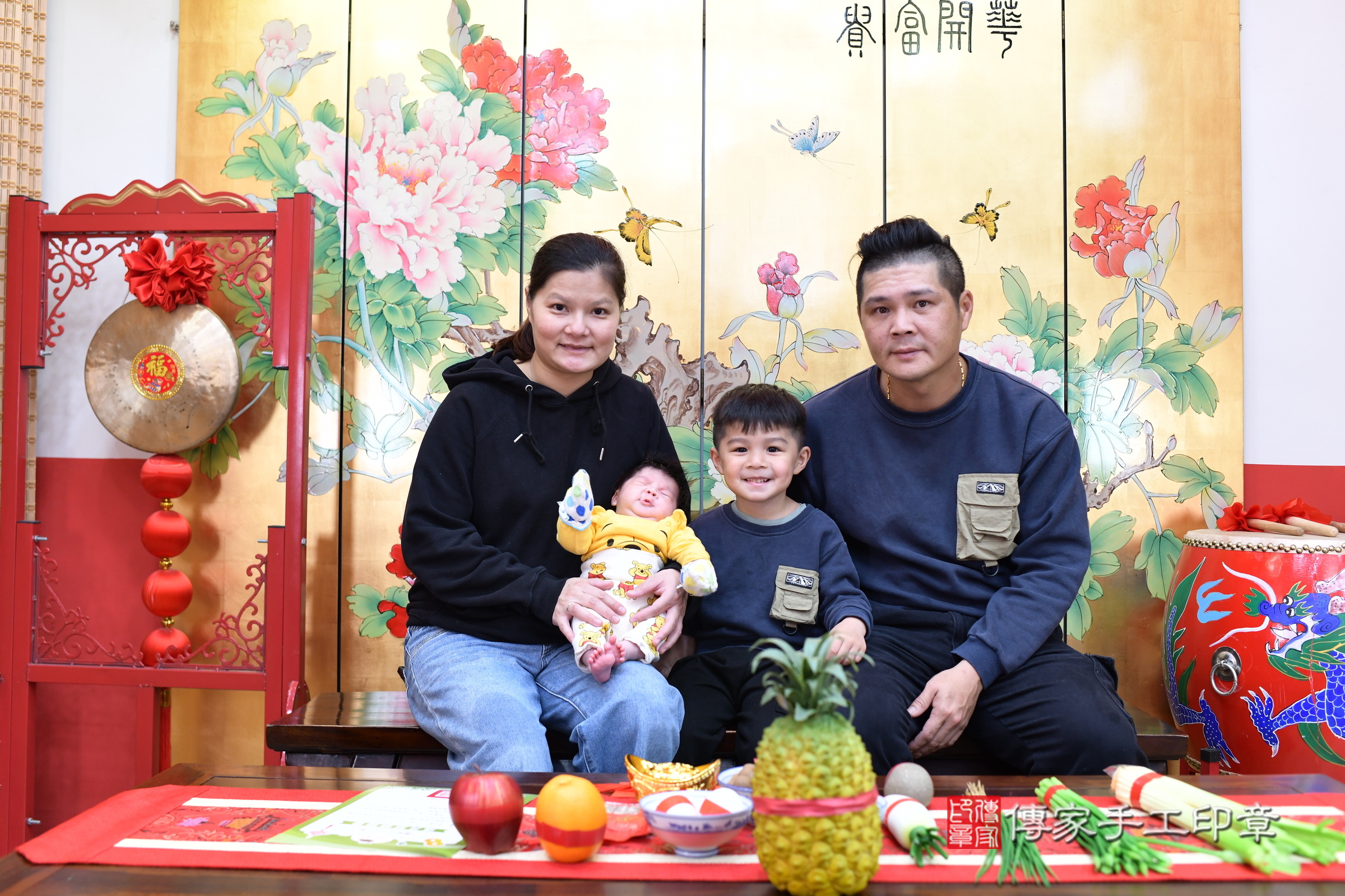 小暟寶寶(台北市大同區嬰兒寶寶滿月剃頭理髮、嬰兒剃胎毛儀式吉祥話)。中國風會場，爸媽寶貝穿「日中韓」古裝禮服。專業拍照、證書。★購買「臍帶章、肚臍章、胎毛筆刷印章」贈送：剃頭、收涎、抓周，三選一。2025.3.4，照片1