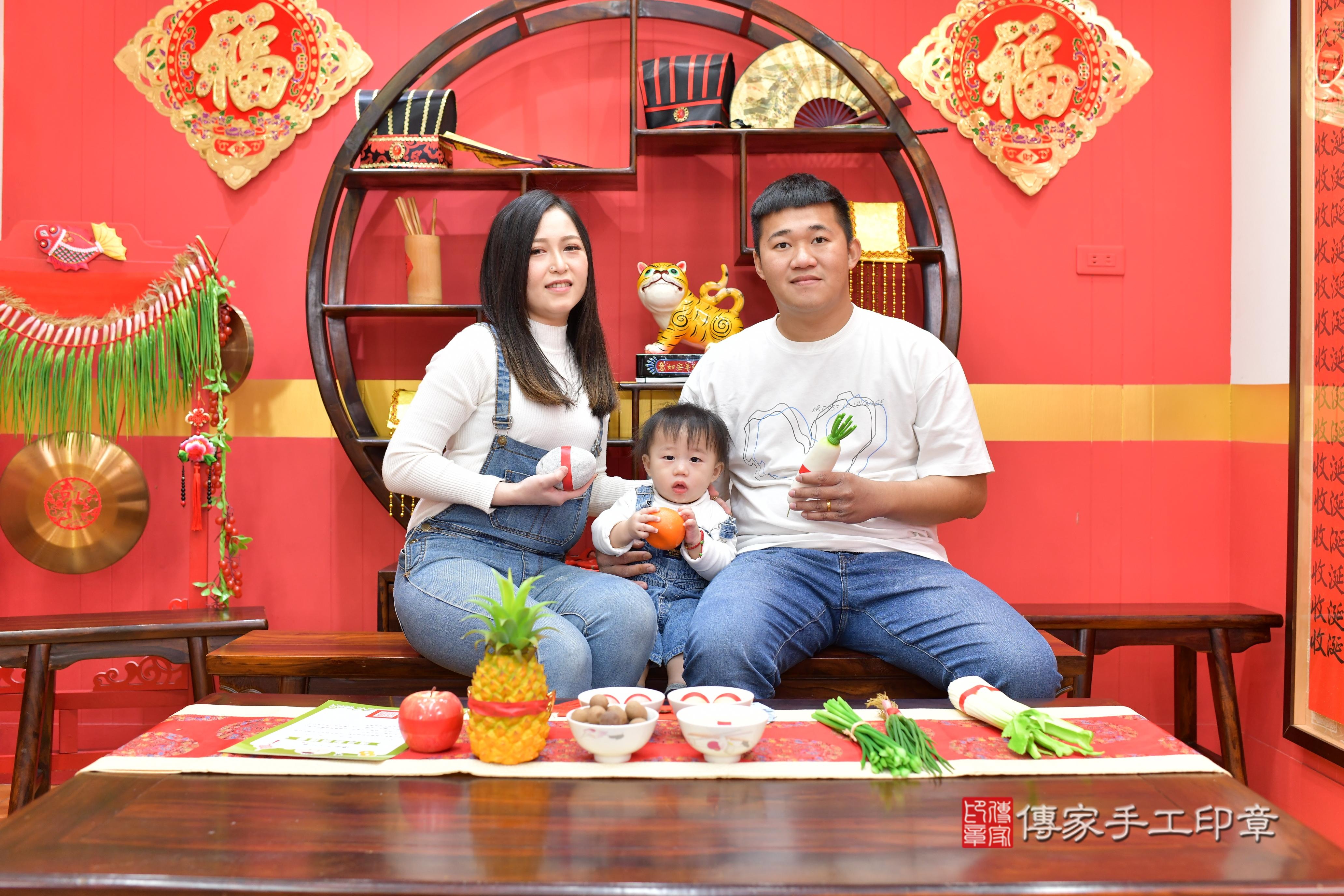 傳家手工印章桃園店、抓周、度脺、中國風會場、傳家嬰兒古禮、吉祥話、抓周道具物品24種、拍照。抓周證書。寶寶抓周、滿周歲、生日快樂、祝福