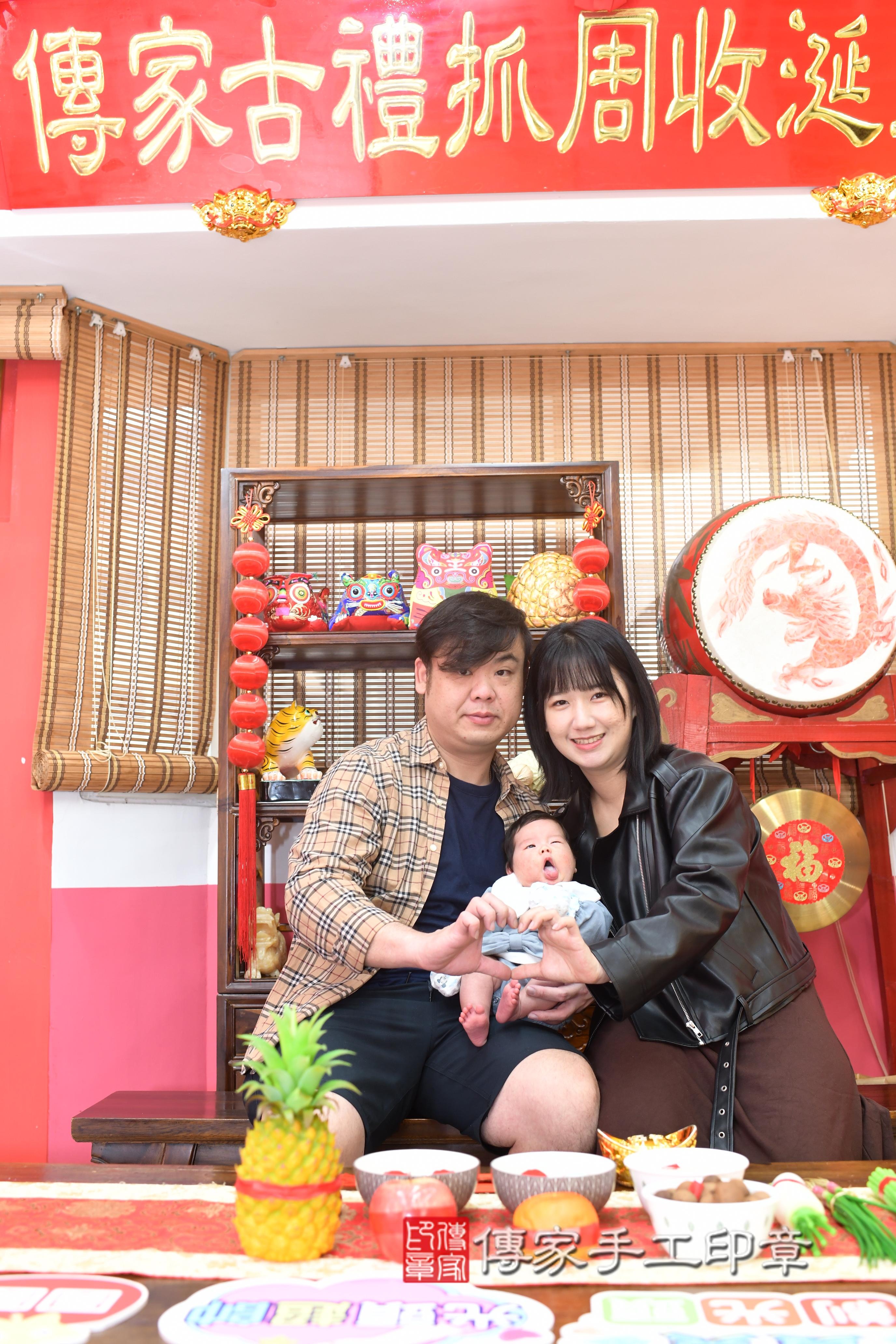 傳家手工印章高雄店、抓周、度脺、中國風會場、傳家嬰兒古禮、吉祥話、抓周道具物品24種、拍照。抓周證書。寶寶抓周、滿周歲、生日快樂、祝福
