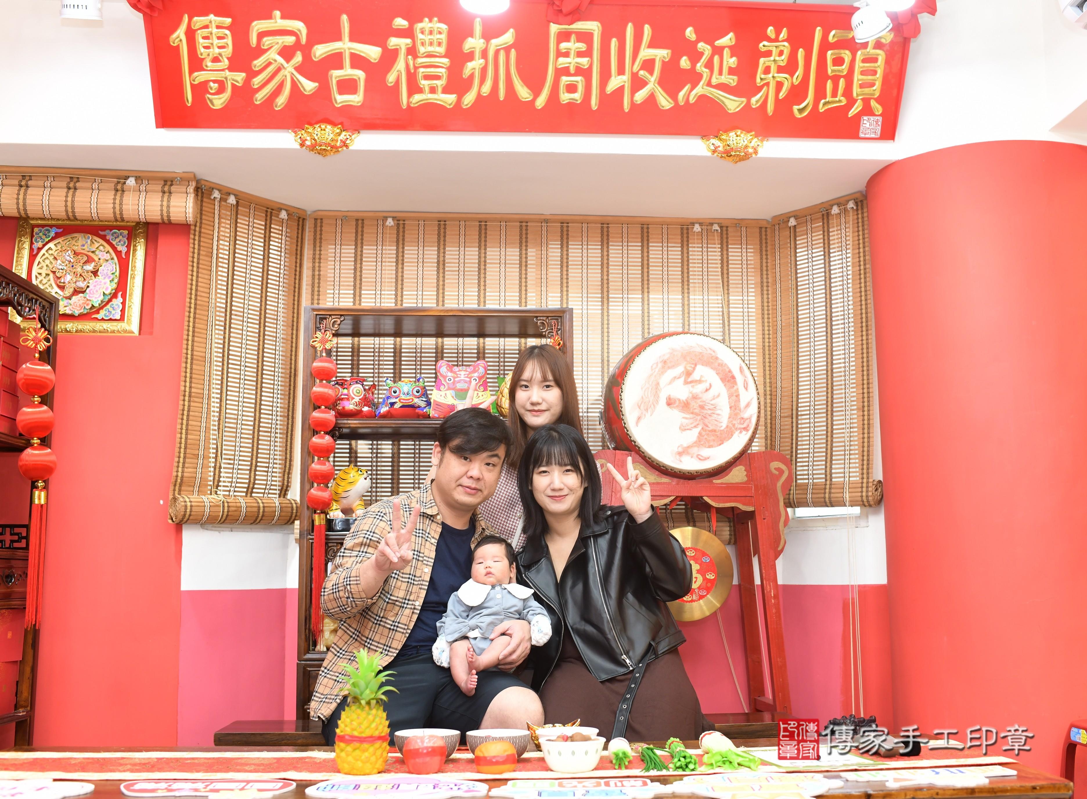 傳家手工印章高雄店、抓周、度脺、中國風會場、傳家嬰兒古禮、吉祥話、抓周道具物品24種、拍照。抓周證書。寶寶抓周、滿周歲、生日快樂、祝福