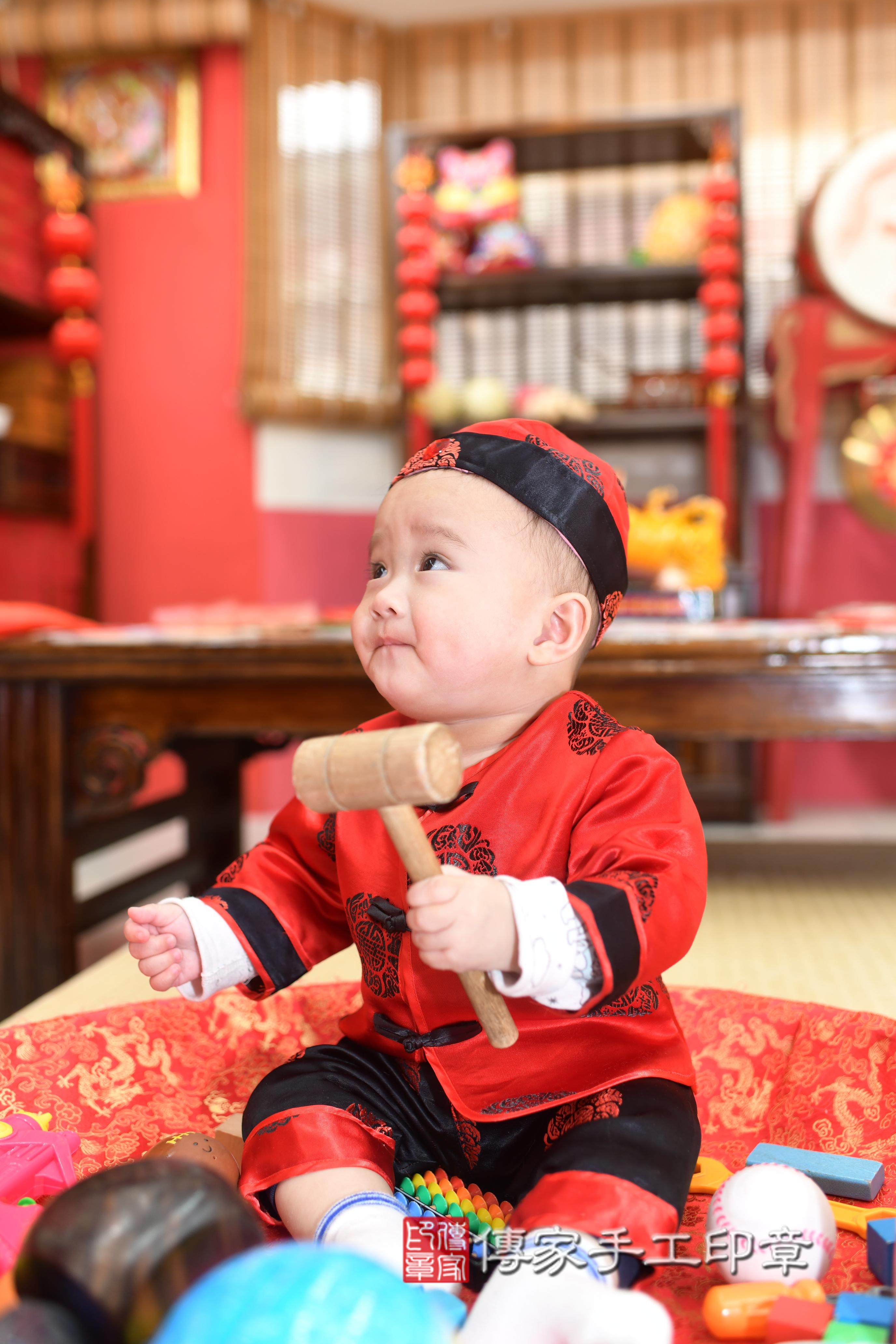 傳家手工印章高雄店、抓周、度脺、中國風會場、傳家嬰兒古禮、吉祥話、抓周道具物品24種、拍照。抓周證書。寶寶抓周、滿周歲、生日快樂、祝福 傳家手工印章高雄店、抓周、度脺、中國風會場、傳家嬰兒古禮、吉祥話、抓周道具物品24種、拍照。抓周證書。寶寶抓周、滿周歲、生日快樂、祝福