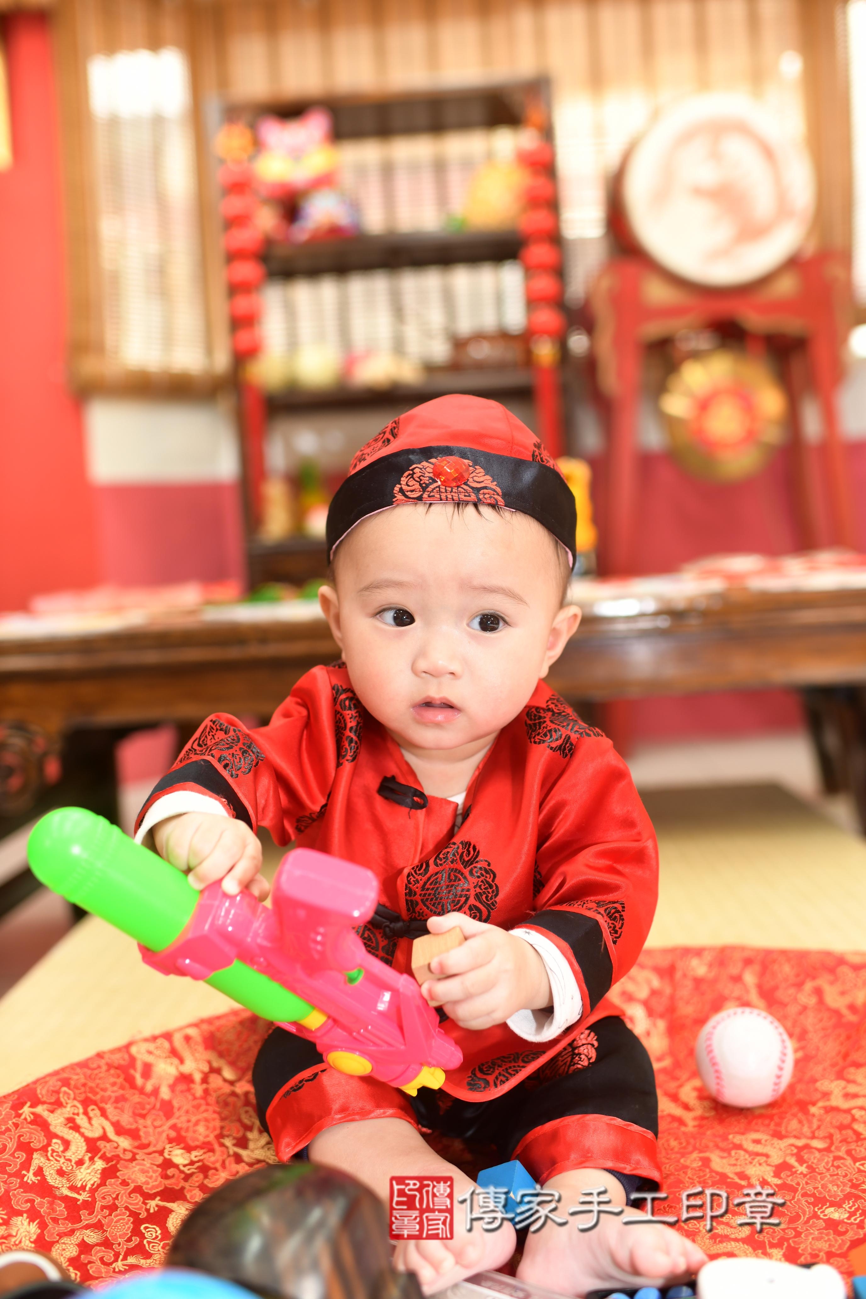 傳家手工印章高雄店、抓周、度脺、中國風會場、傳家嬰兒古禮、吉祥話、抓周道具物品24種、拍照。抓周證書。寶寶抓周、滿周歲、生日快樂、祝福 傳家手工印章高雄店、抓周、度脺、中國風會場、傳家嬰兒古禮、吉祥話、抓周道具物品24種、拍照。抓周證書。寶寶抓周、滿周歲、生日快樂、祝福