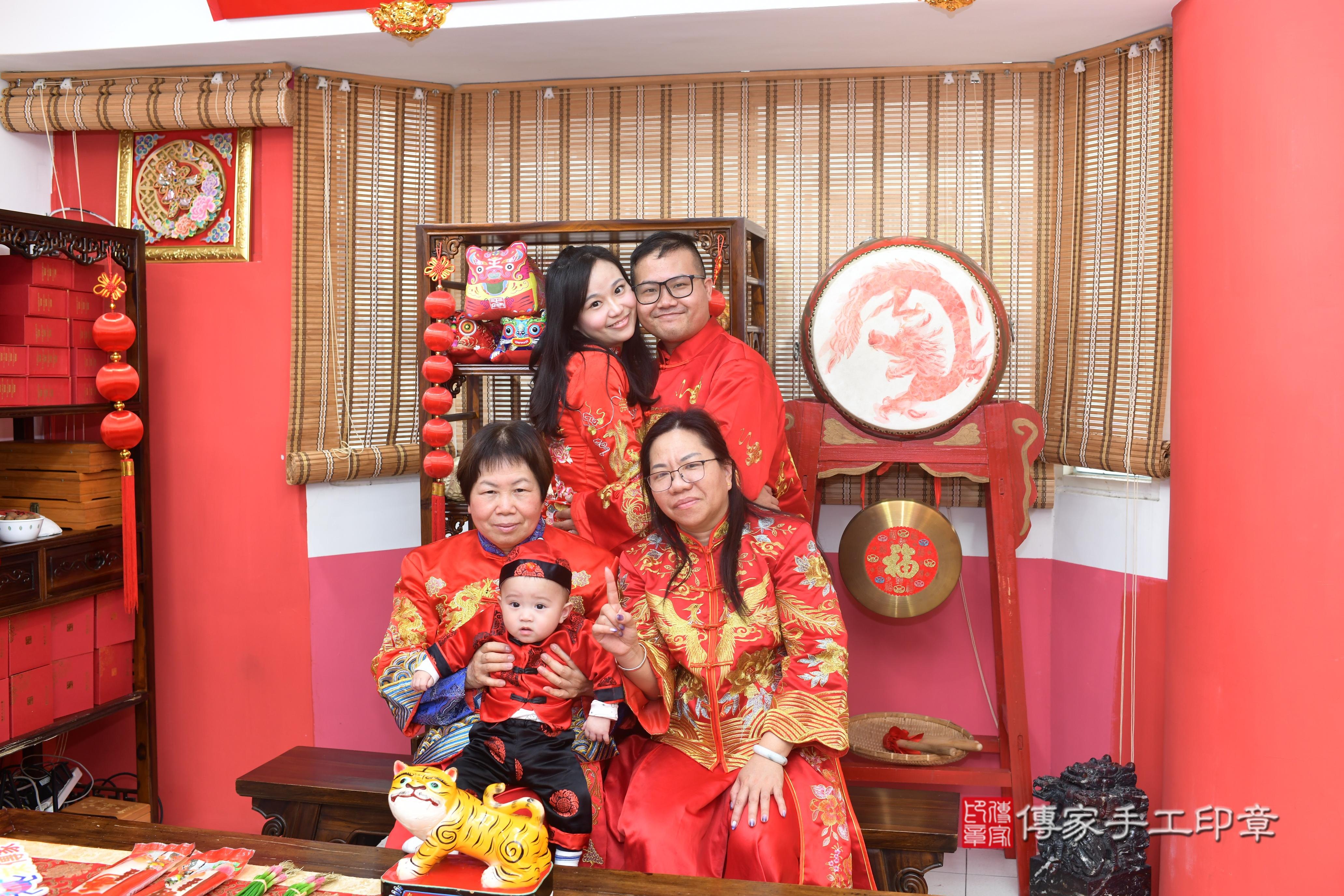 傳家手工印章高雄店、抓周、度脺、中國風會場、傳家嬰兒古禮、吉祥話、抓周道具物品24種、拍照。抓周證書。寶寶抓周、滿周歲、生日快樂、祝福 傳家手工印章高雄店、抓周、度脺、中國風會場、傳家嬰兒古禮、吉祥話、抓周道具物品24種、拍照。抓周證書。寶寶抓周、滿周歲、生日快樂、祝福