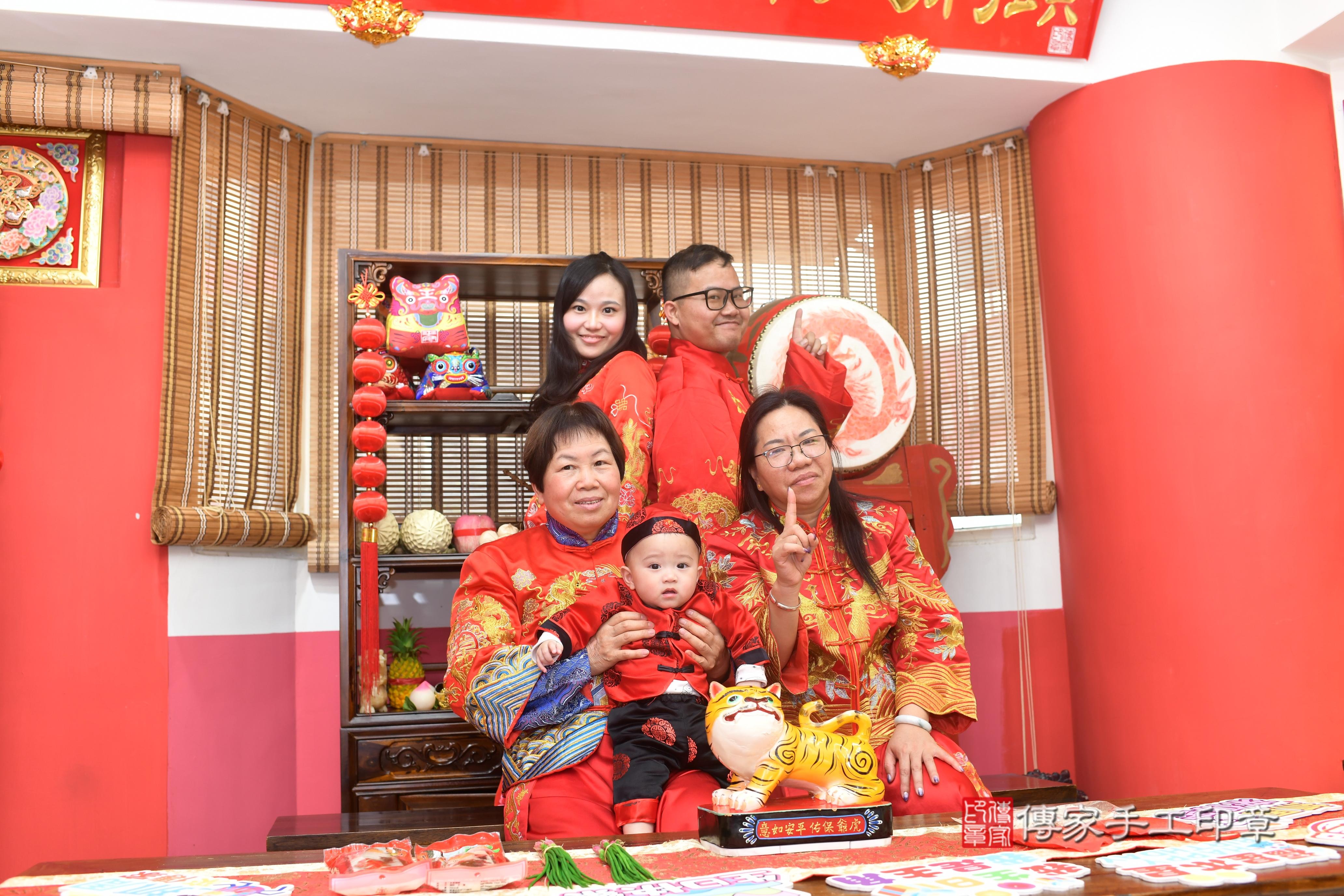 傳家手工印章高雄店、抓周、度脺、中國風會場、傳家嬰兒古禮、吉祥話、抓周道具物品24種、拍照。抓周證書。寶寶抓周、滿周歲、生日快樂、祝福 傳家手工印章高雄店、抓周、度脺、中國風會場、傳家嬰兒古禮、吉祥話、抓周道具物品24種、拍照。抓周證書。寶寶抓周、滿周歲、生日快樂、祝福