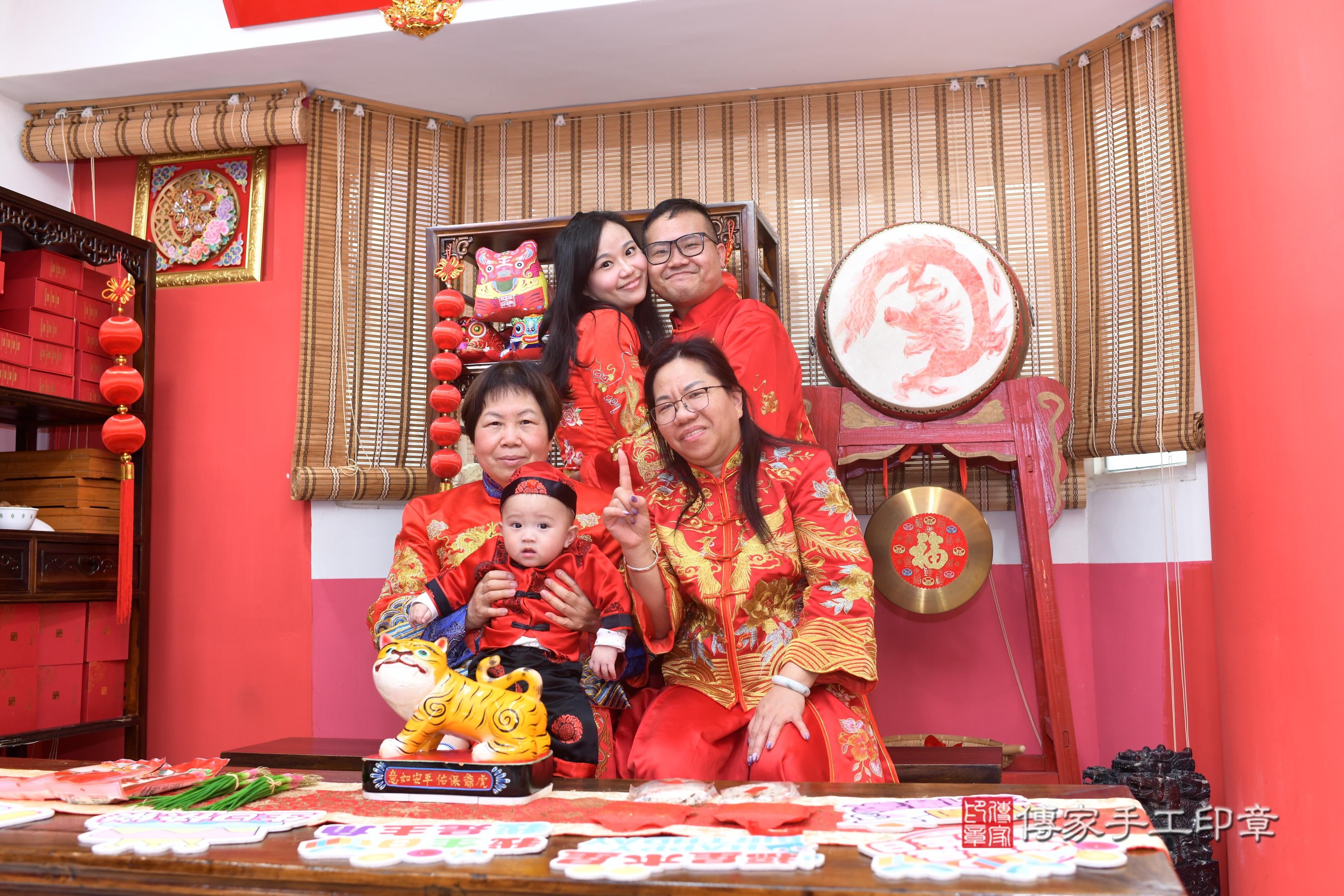 傳家手工印章高雄店、抓周、度脺、中國風會場、傳家嬰兒古禮、吉祥話、抓周道具物品24種、拍照。抓周證書。寶寶抓周、滿周歲、生日快樂、祝福 傳家手工印章高雄店、抓周、度脺、中國風會場、傳家嬰兒古禮、吉祥話、抓周道具物品24種、拍照。抓周證書。寶寶抓周、滿周歲、生日快樂、祝福