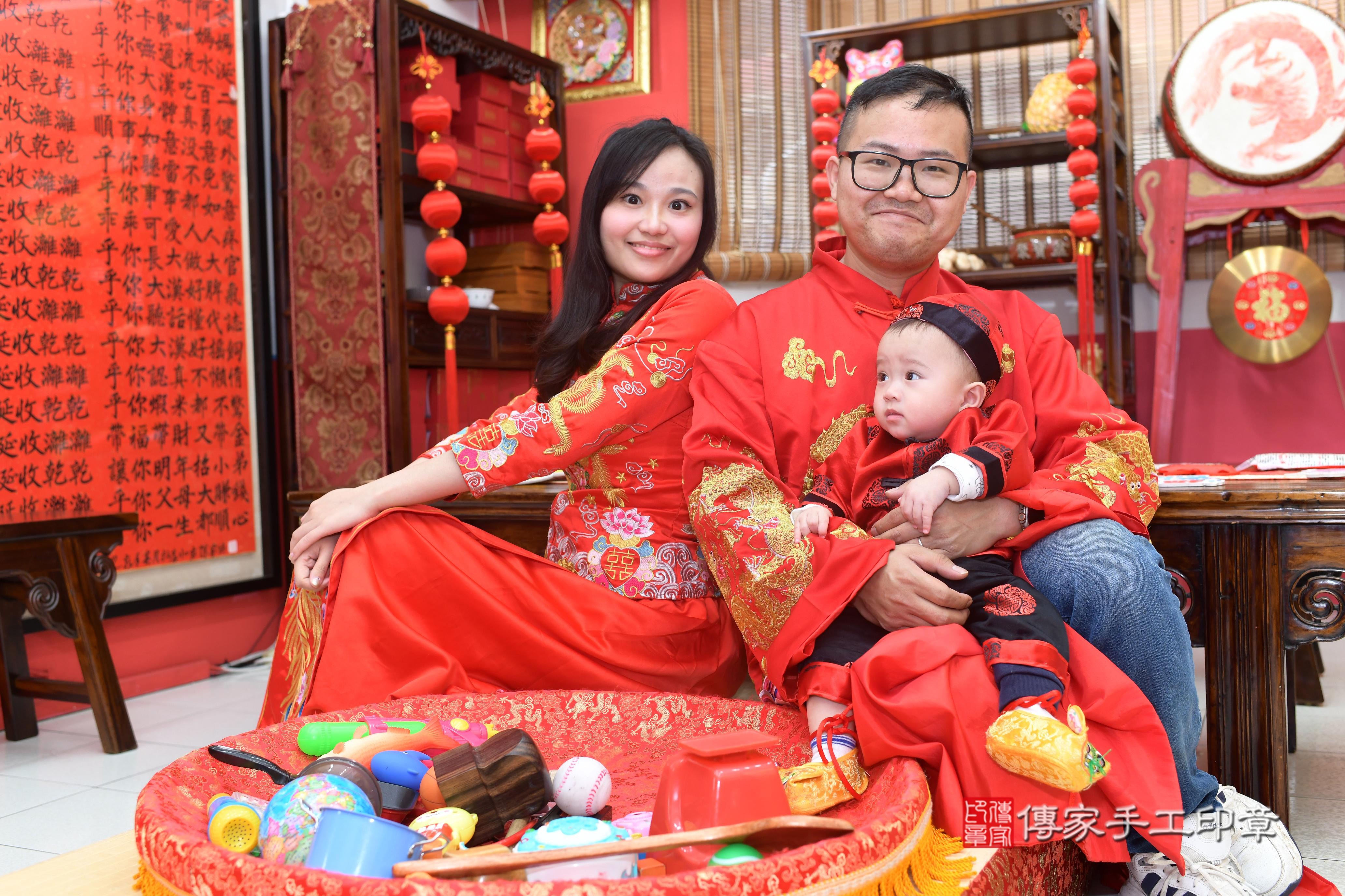 傳家手工印章高雄店、抓周、度脺、中國風會場、傳家嬰兒古禮、吉祥話、抓周道具物品24種、拍照。抓周證書。寶寶抓周、滿周歲、生日快樂、祝福 傳家手工印章高雄店、抓周、度脺、中國風會場、傳家嬰兒古禮、吉祥話、抓周道具物品24種、拍照。抓周證書。寶寶抓周、滿周歲、生日快樂、祝福