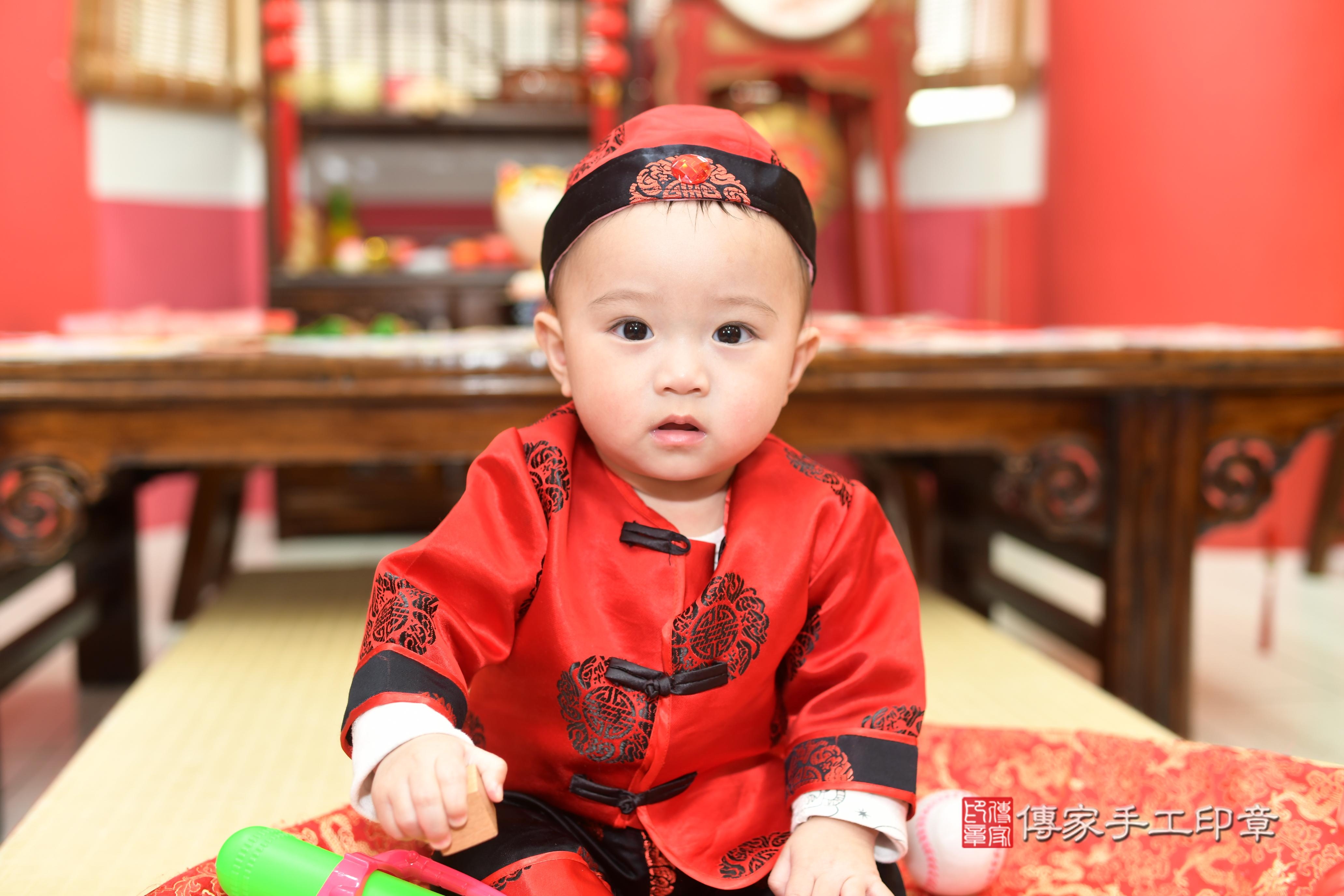 傳家手工印章高雄店、抓周、度脺、中國風會場、傳家嬰兒古禮、吉祥話、抓周道具物品24種、拍照。抓周證書。寶寶抓周、滿周歲、生日快樂、祝福 傳家手工印章高雄店、抓周、度脺、中國風會場、傳家嬰兒古禮、吉祥話、抓周道具物品24種、拍照。抓周證書。寶寶抓周、滿周歲、生日快樂、祝福