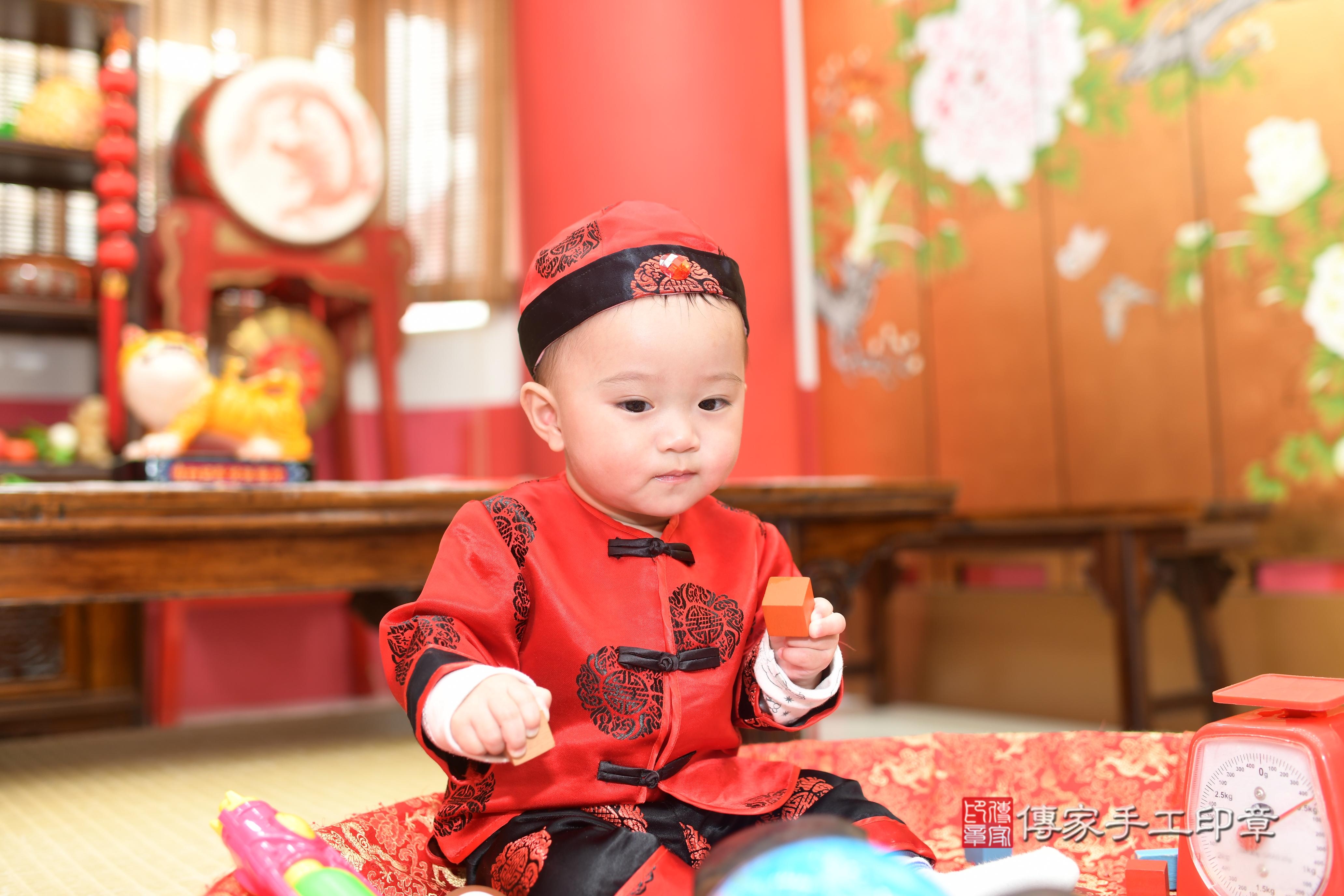 傳家手工印章高雄店、抓周、度脺、中國風會場、傳家嬰兒古禮、吉祥話、抓周道具物品24種、拍照。抓周證書。寶寶抓周、滿周歲、生日快樂、祝福 傳家手工印章高雄店、抓周、度脺、中國風會場、傳家嬰兒古禮、吉祥話、抓周道具物品24種、拍照。抓周證書。寶寶抓周、滿周歲、生日快樂、祝福