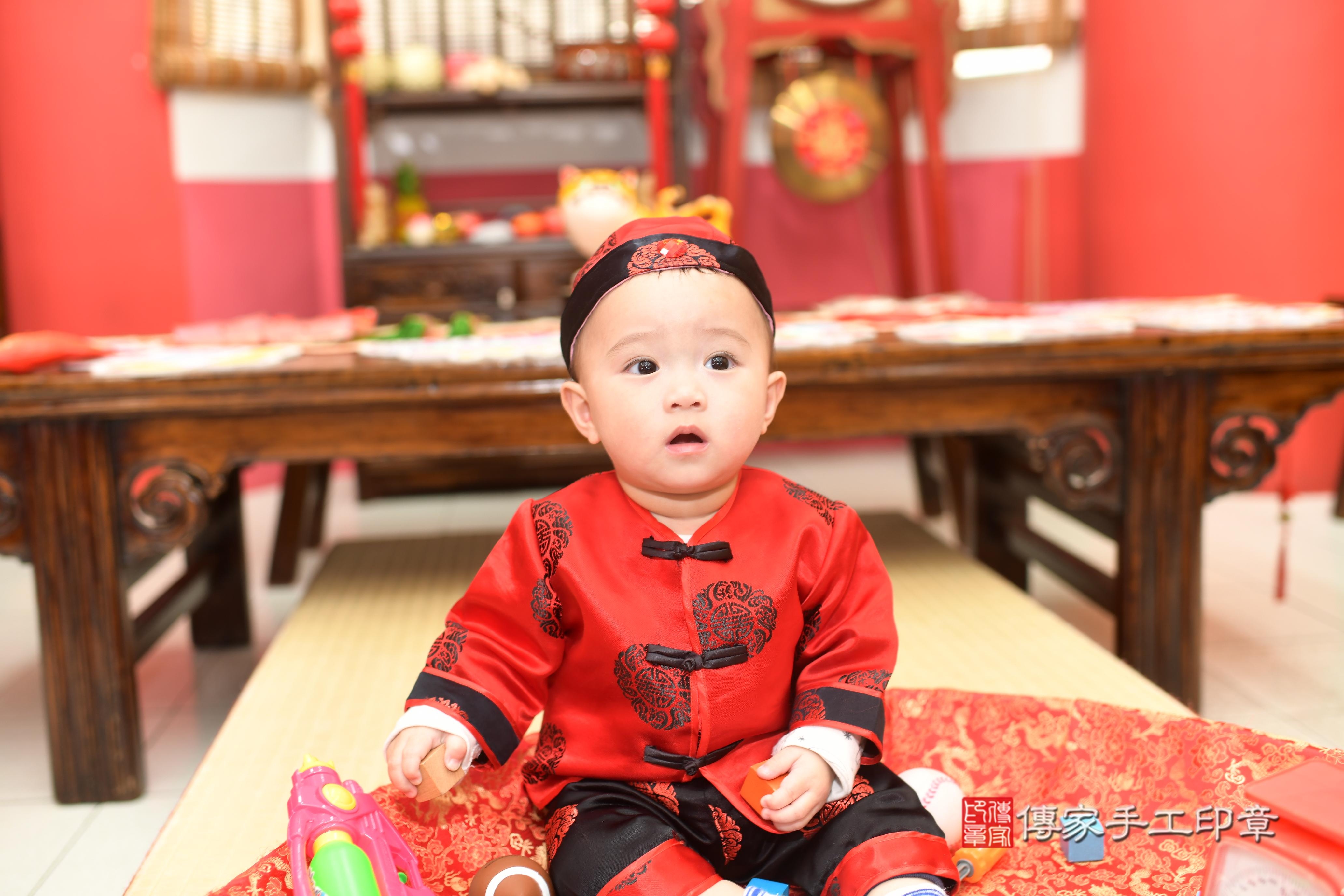 傳家手工印章高雄店、抓周、度脺、中國風會場、傳家嬰兒古禮、吉祥話、抓周道具物品24種、拍照。抓周證書。寶寶抓周、滿周歲、生日快樂、祝福 傳家手工印章高雄店、抓周、度脺、中國風會場、傳家嬰兒古禮、吉祥話、抓周道具物品24種、拍照。抓周證書。寶寶抓周、滿周歲、生日快樂、祝福