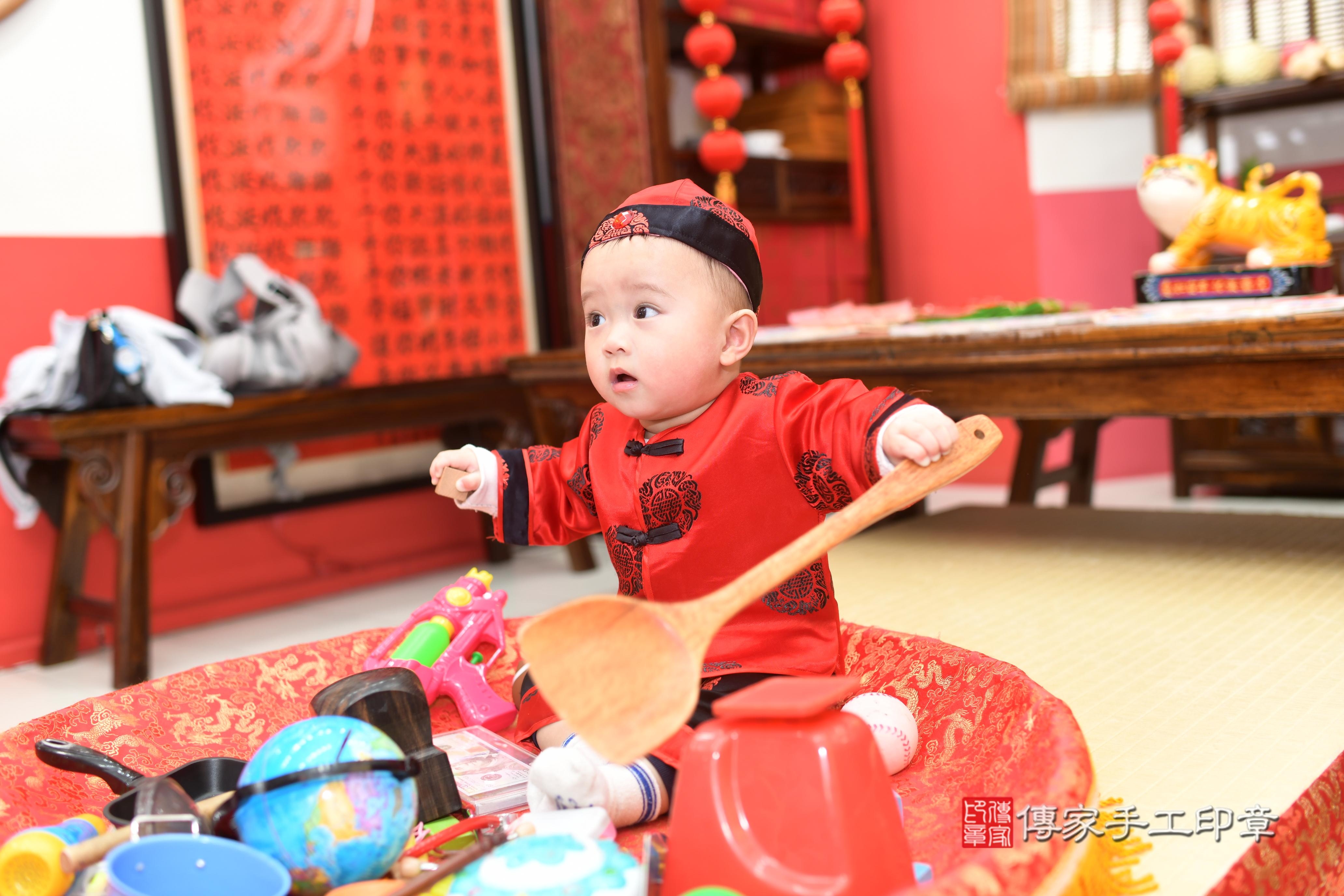 傳家手工印章高雄店、抓周、度脺、中國風會場、傳家嬰兒古禮、吉祥話、抓周道具物品24種、拍照。抓周證書。寶寶抓周、滿周歲、生日快樂、祝福 傳家手工印章高雄店、抓周、度脺、中國風會場、傳家嬰兒古禮、吉祥話、抓周道具物品24種、拍照。抓周證書。寶寶抓周、滿周歲、生日快樂、祝福