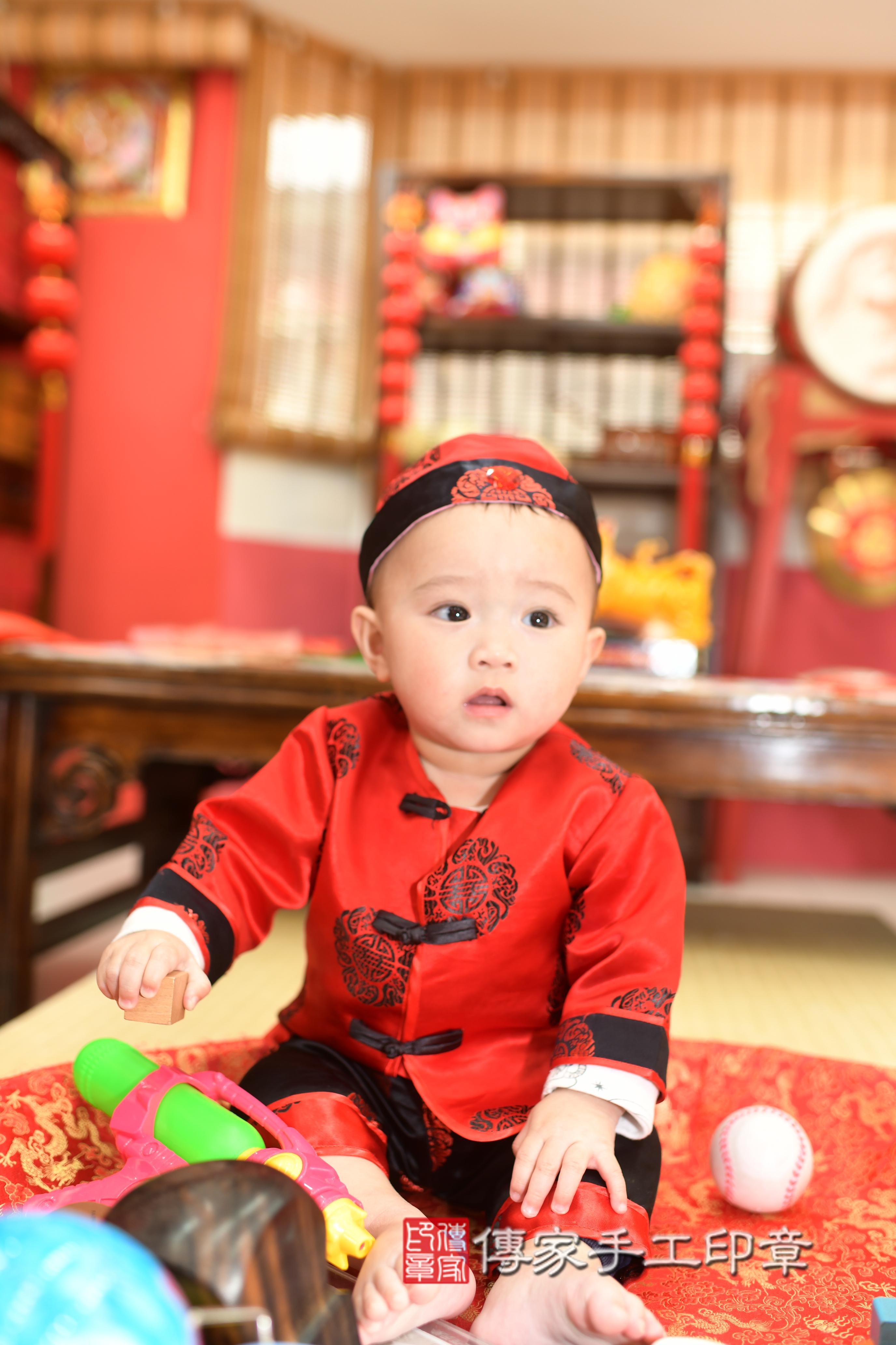 傳家手工印章高雄店、抓周、度脺、中國風會場、傳家嬰兒古禮、吉祥話、抓周道具物品24種、拍照。抓周證書。寶寶抓周、滿周歲、生日快樂、祝福 傳家手工印章高雄店、抓周、度脺、中國風會場、傳家嬰兒古禮、吉祥話、抓周道具物品24種、拍照。抓周證書。寶寶抓周、滿周歲、生日快樂、祝福